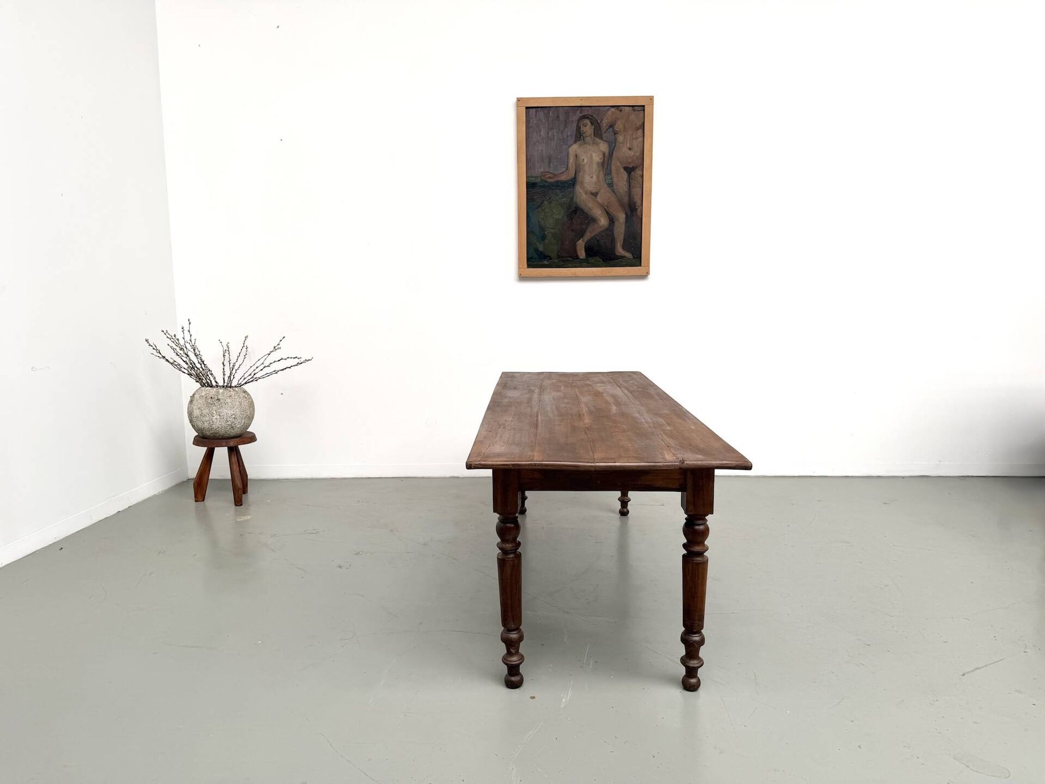 Table de ferme en noyer massif, pieds tournés, 1920