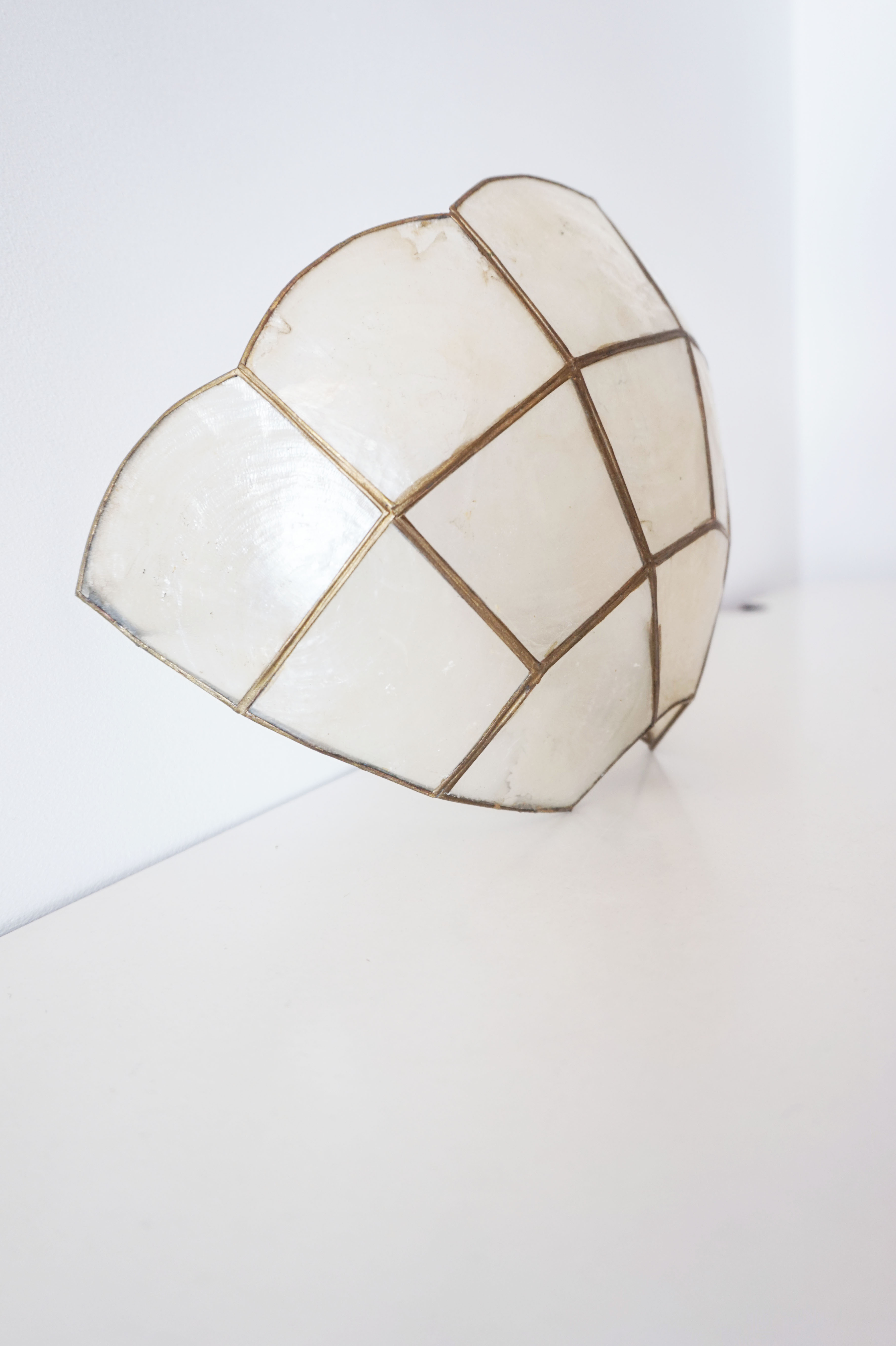 Mother-of-pearl shell shape wall lamp