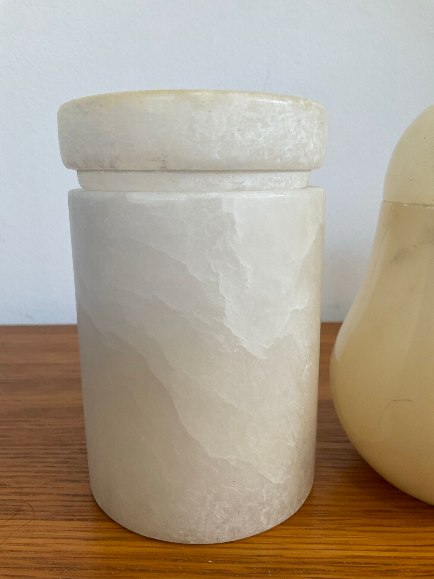 Duo de boîtes, bonbonnières vintage en albâtre