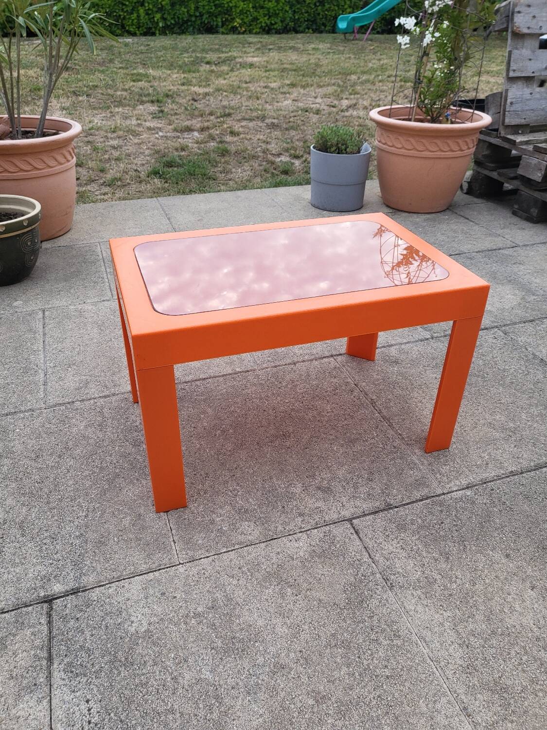 Table basse en plastique orange