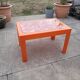 Table basse en plastique orange