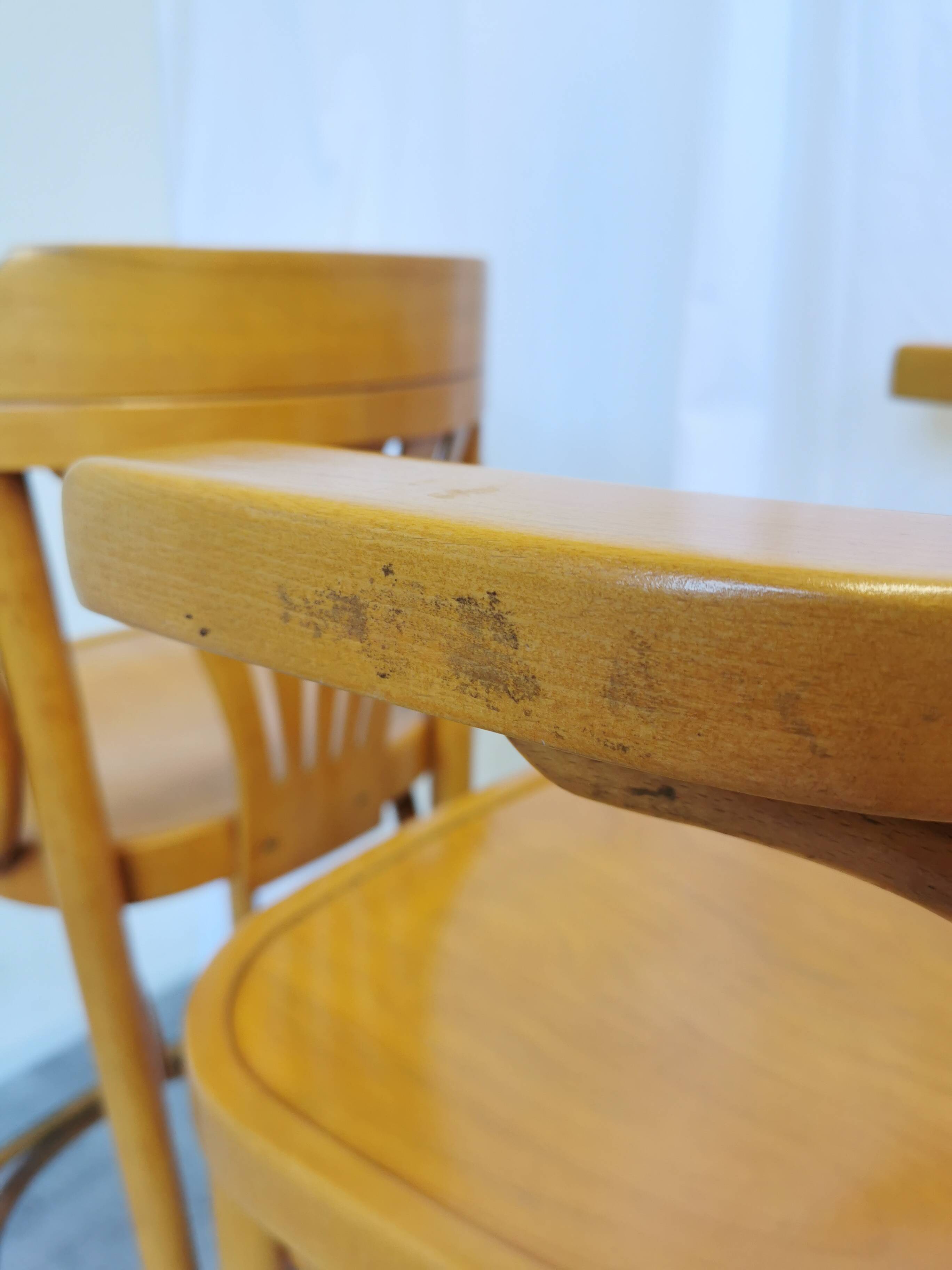 Ensemble de 4 chaises hautes de bar vintage en bois courbé avec accoudoirs / Couleur bois naturel