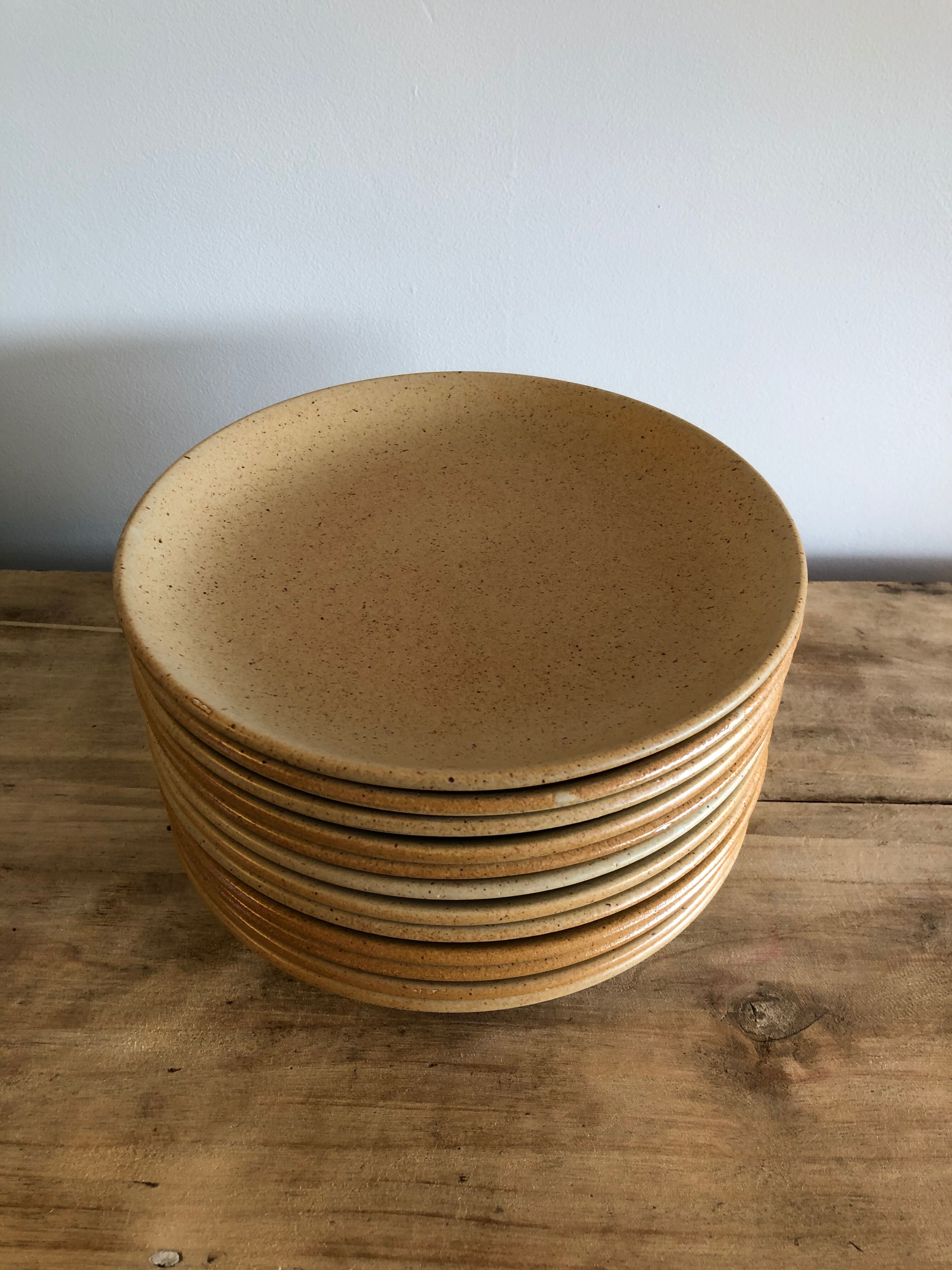 Suite de 12 assiettes plates en grès