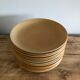 Suite de 12 assiettes plates en grès