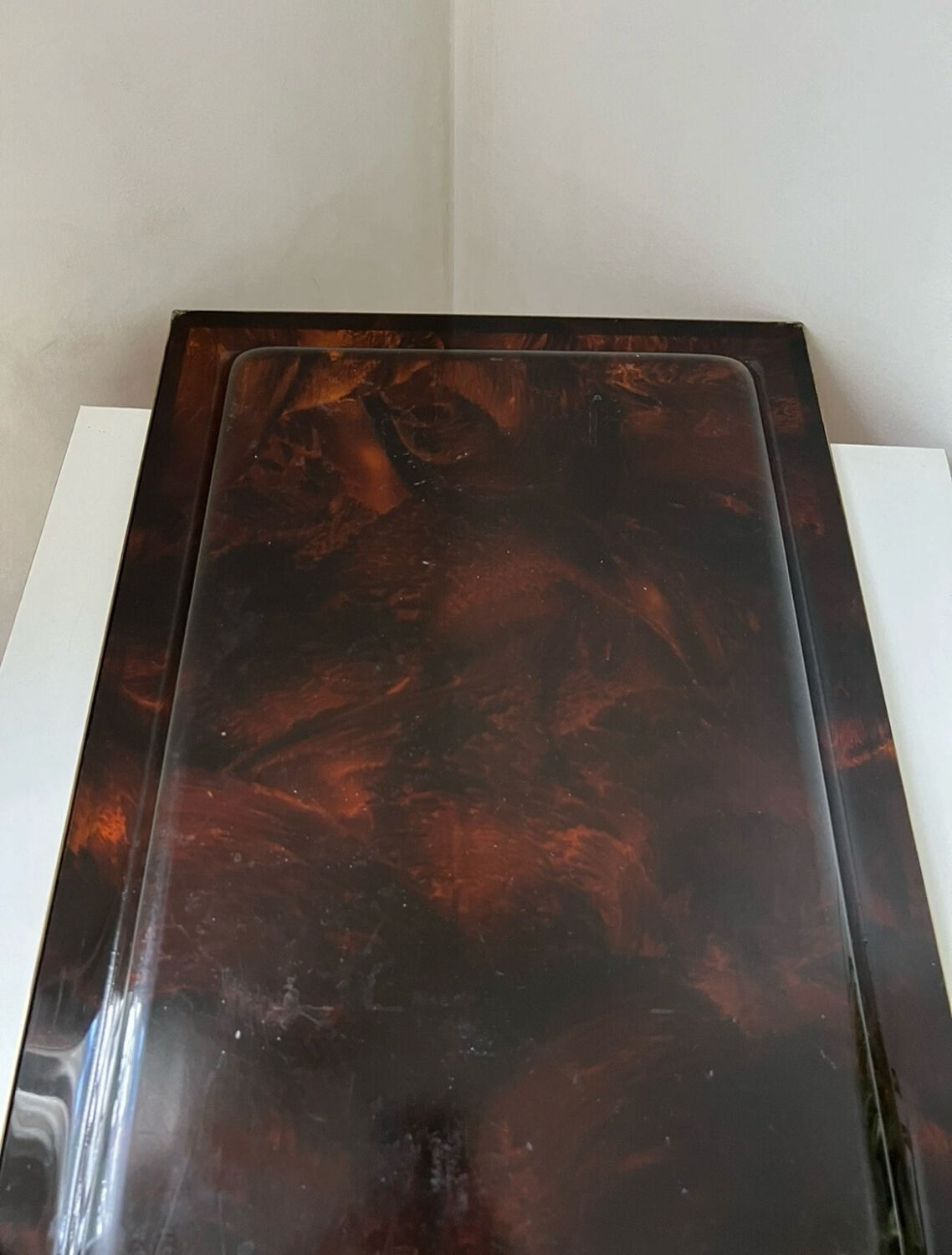 Vintage plexiglass lucite tray with tortoiseshell effect and brass rim, 1970s