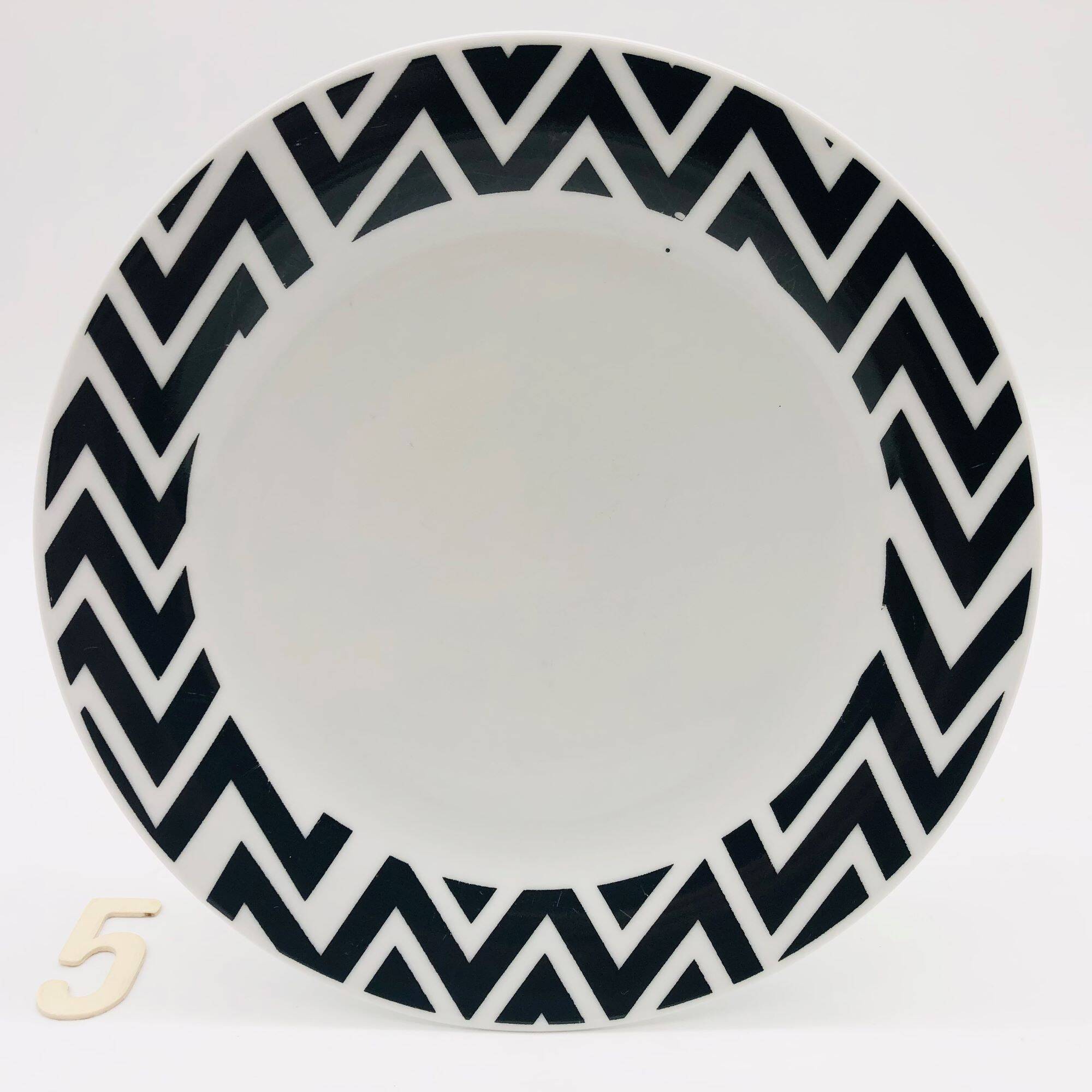 6 Porcelain dessert plates. Monochrome.