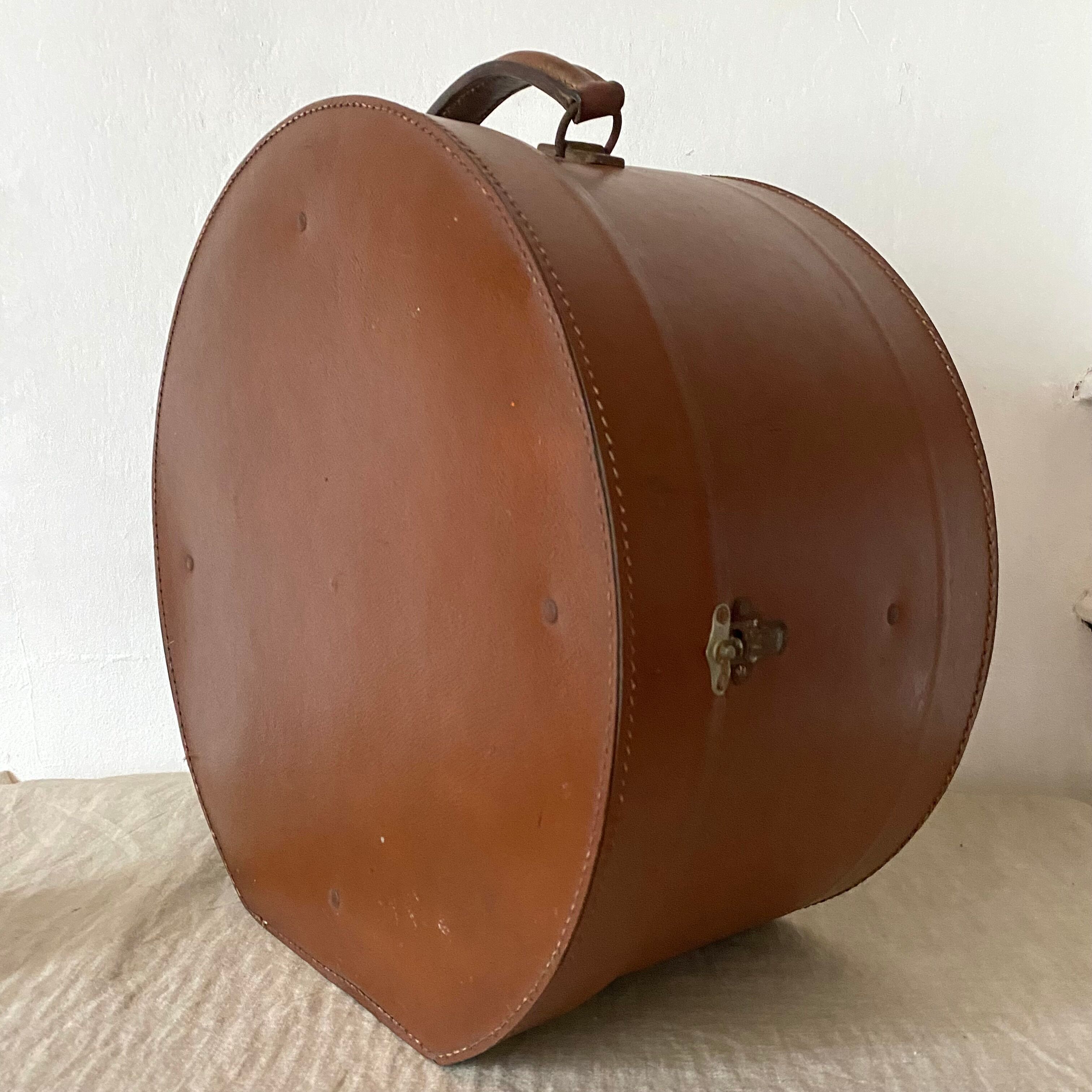 Old hat box and its key from the 1930s