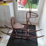 Cheval à bascule des annèes 30 en rotin.