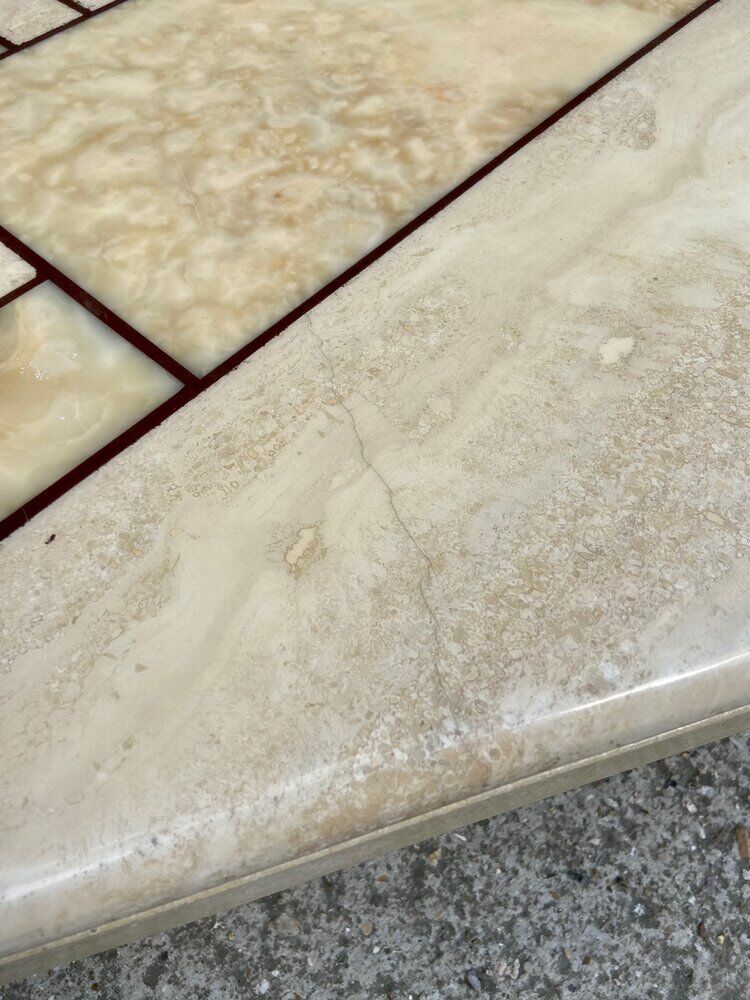 Low table in travertine and onyx 80'