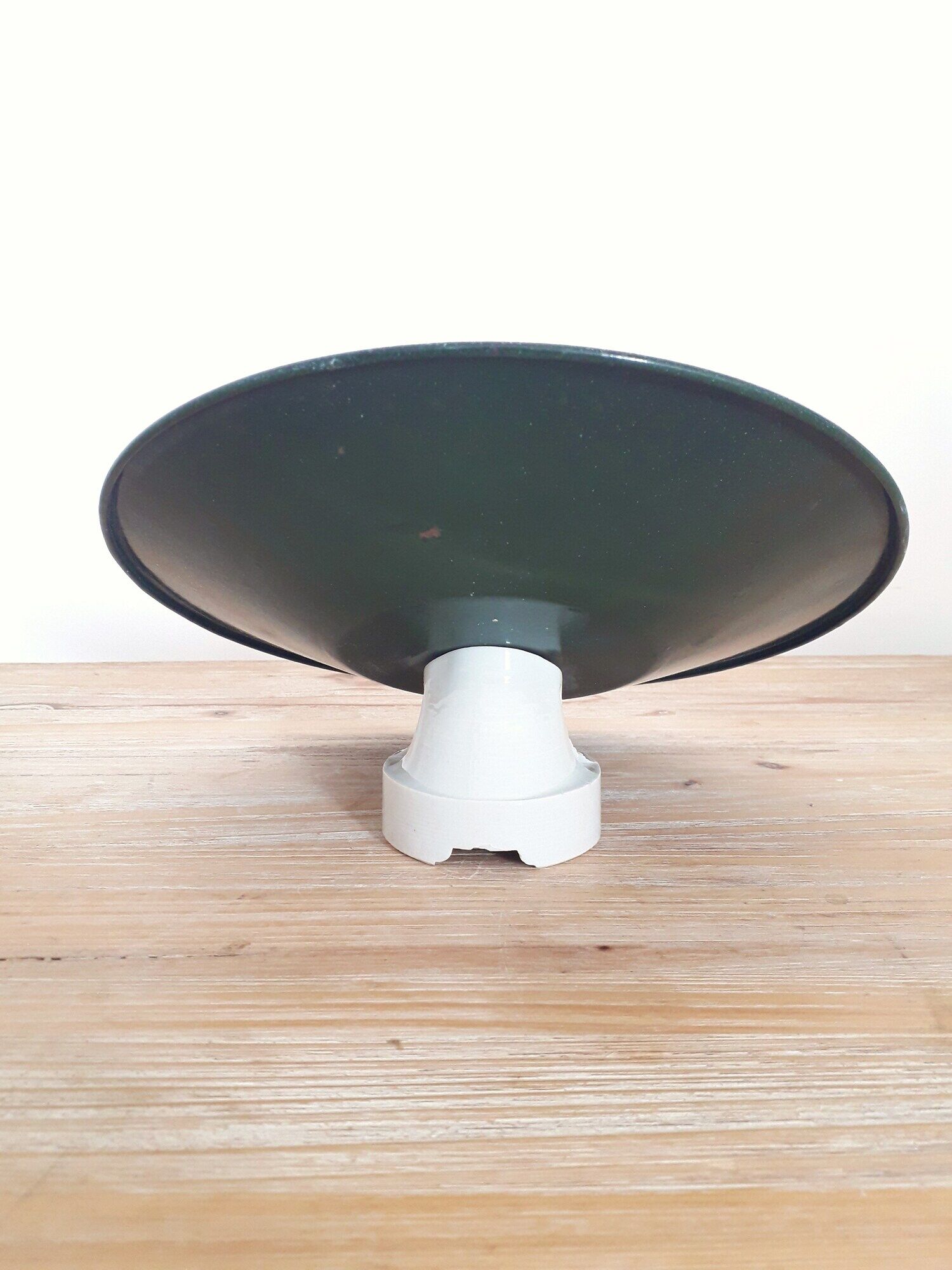Old industrial wall lamp - Green and white enamelled sheet metal from the 1940s
