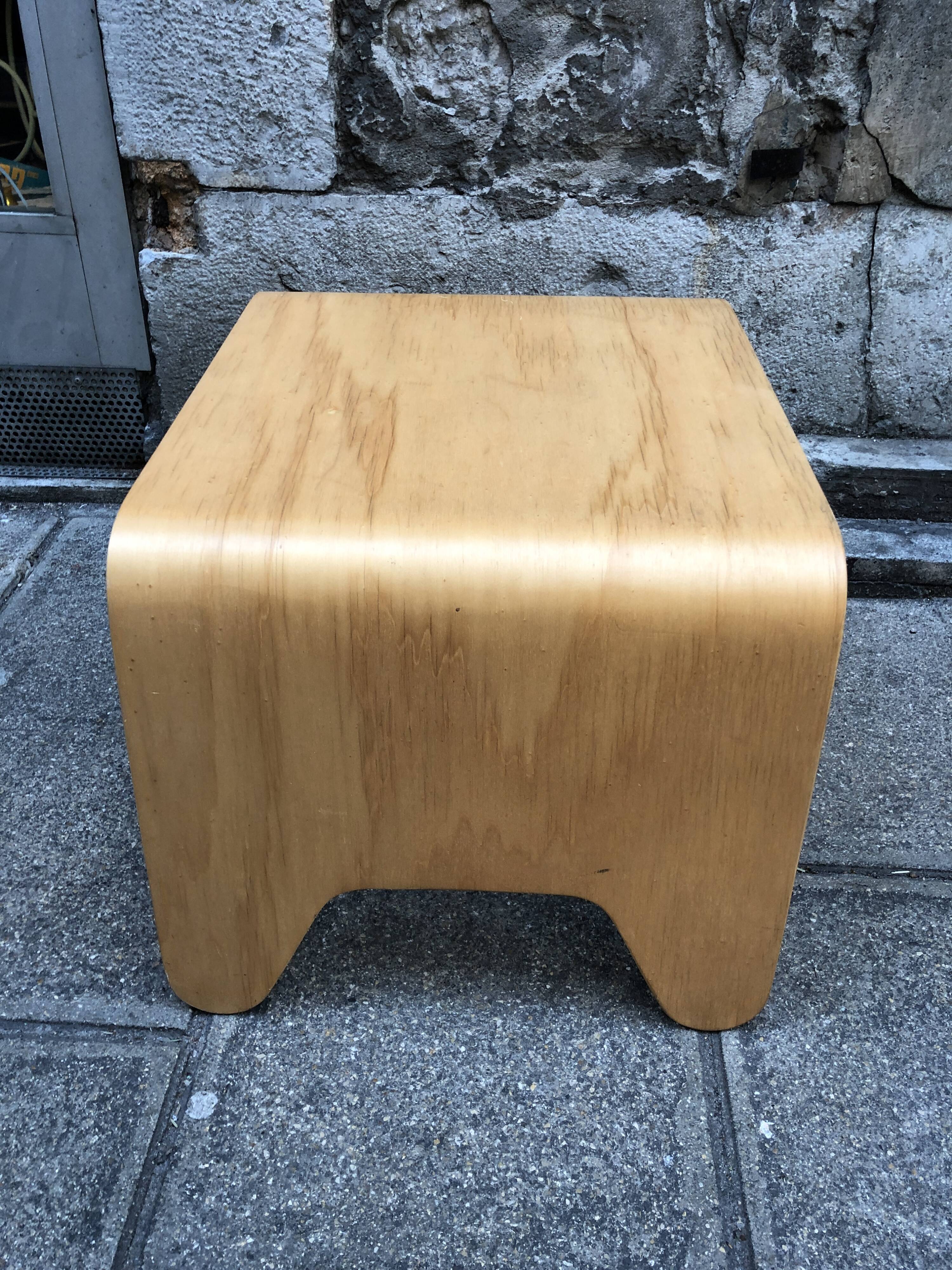 Coffee table Design in vintage curved wood