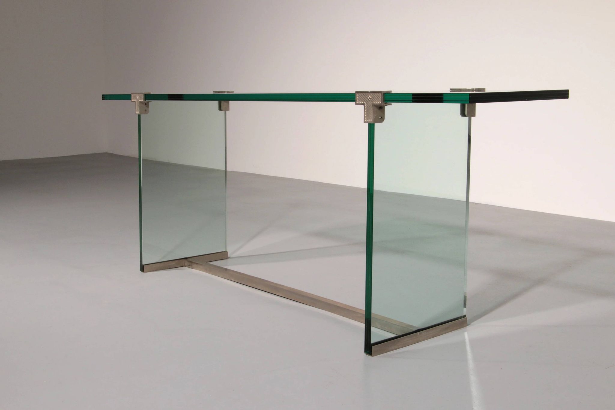 Sidetable Model T30 by Peter Ghyczy - 1970s design (2 meters long)