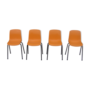 Ensemble de quatre petites chaises