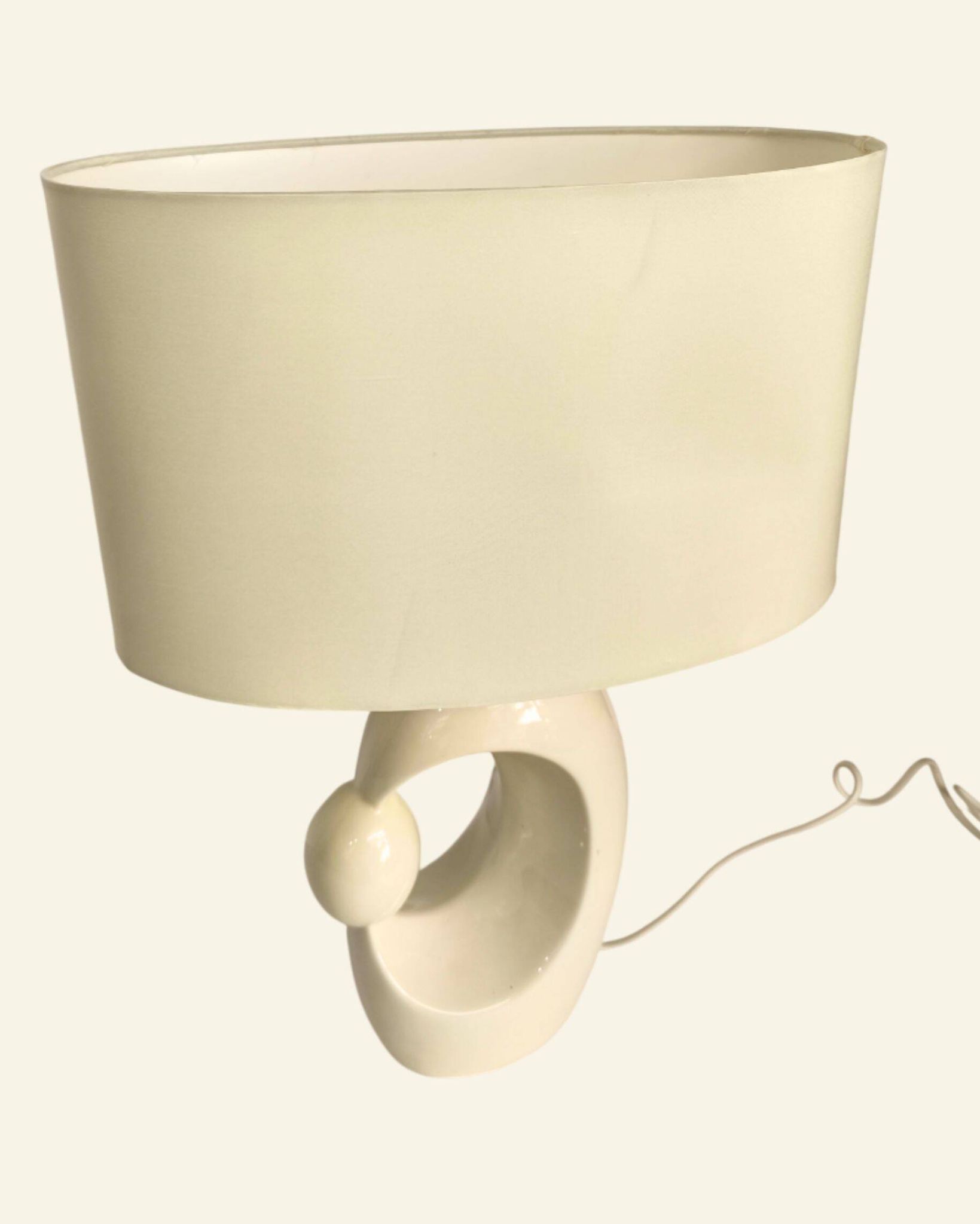 Lampe de table en céramique crème d'inspiration mid-century, avec abat-jour
