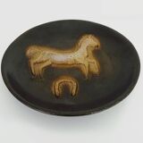 Assiette décorative en grès motif cheval, fer à cheval. Années 60