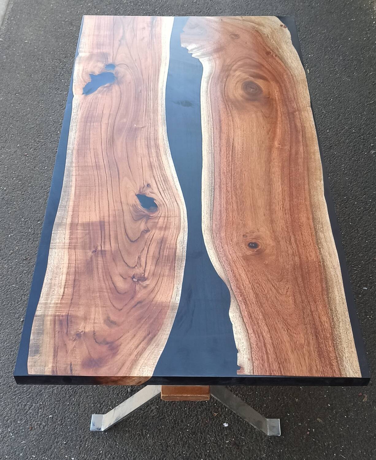 Coffee table in wood and black resin