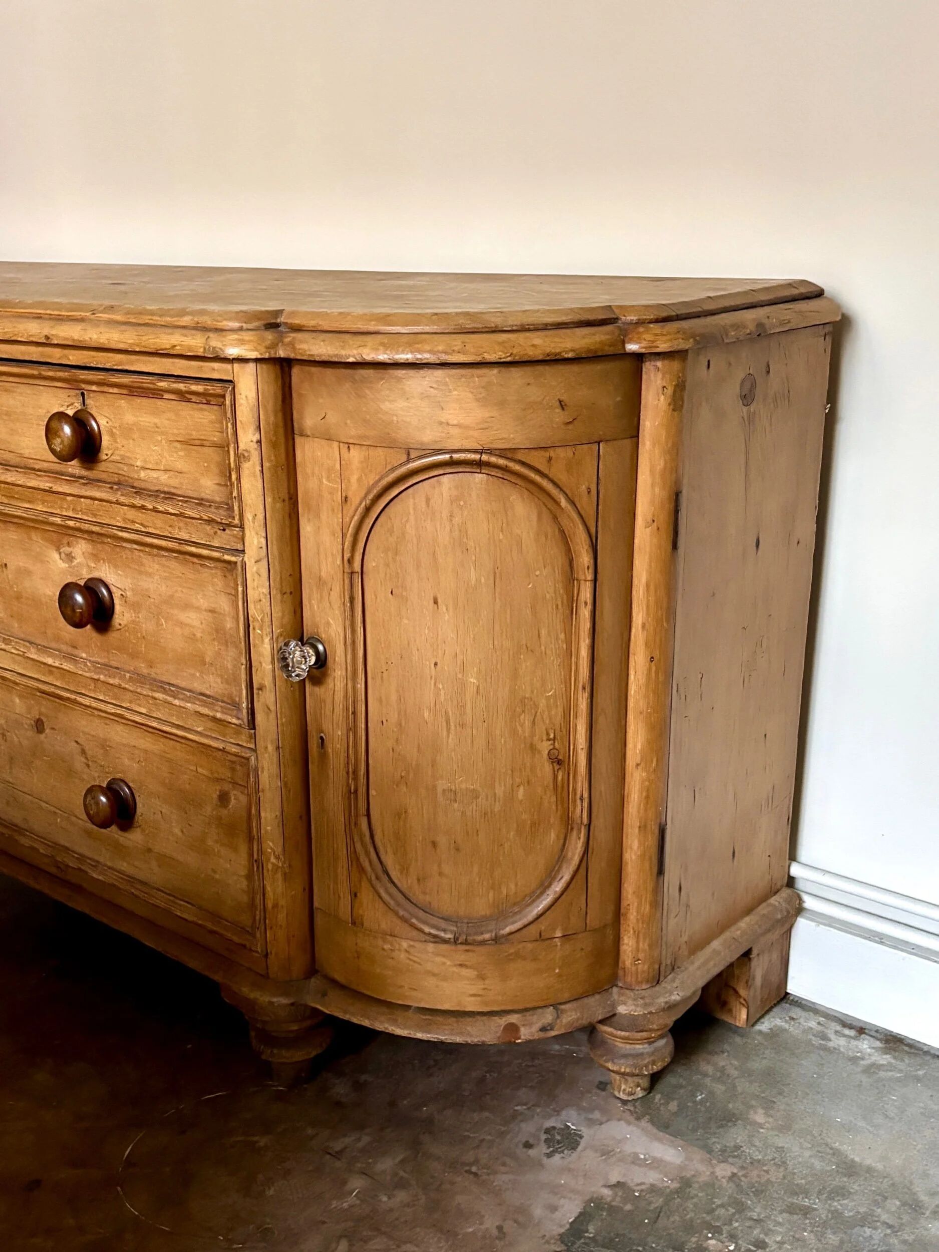 English half-moon sideboard, 2 doors and 4 drawers in light wood, 1930.