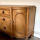 Buffet anglais demi-lune, 2 portes et 4 tiroirs en bois clair, 1930