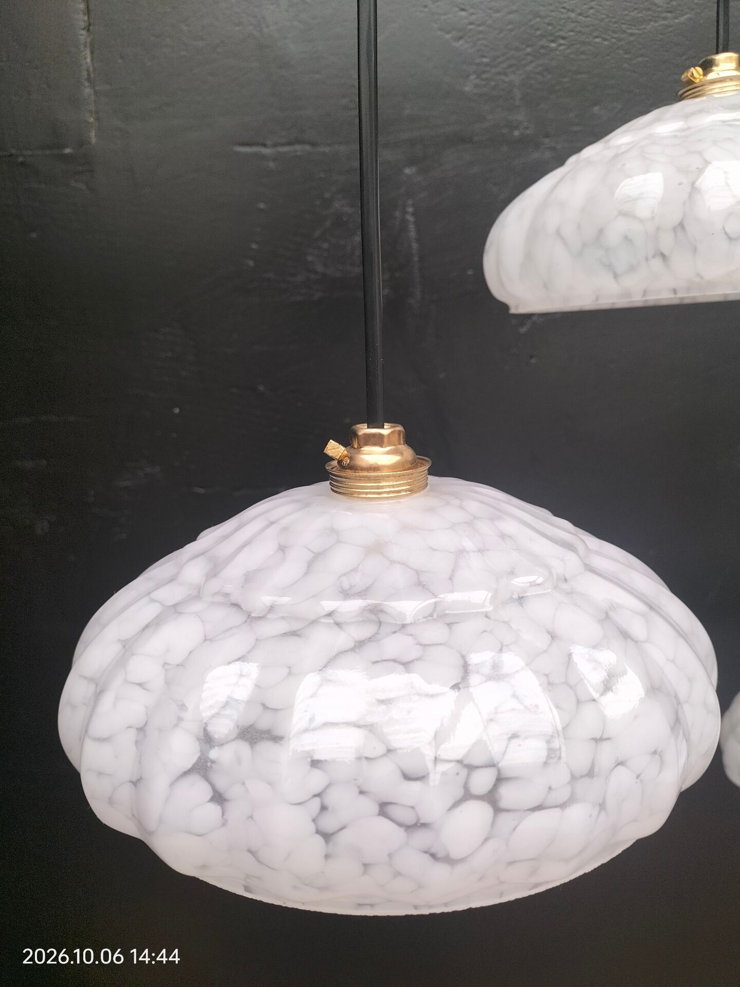 Glass suspensions from Clichy