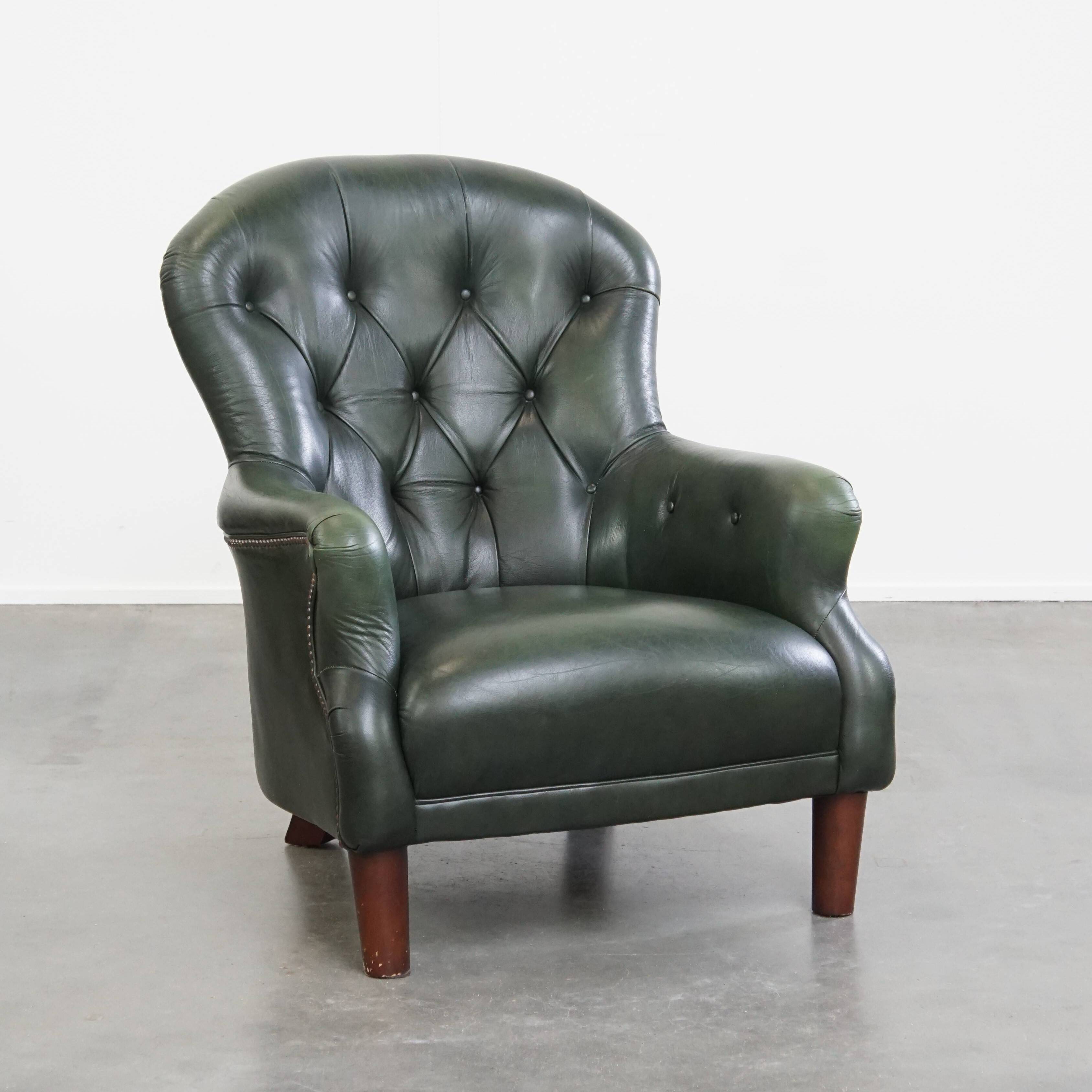 Fauteuil Chesterfield en cuir de vachette vert de style anglais