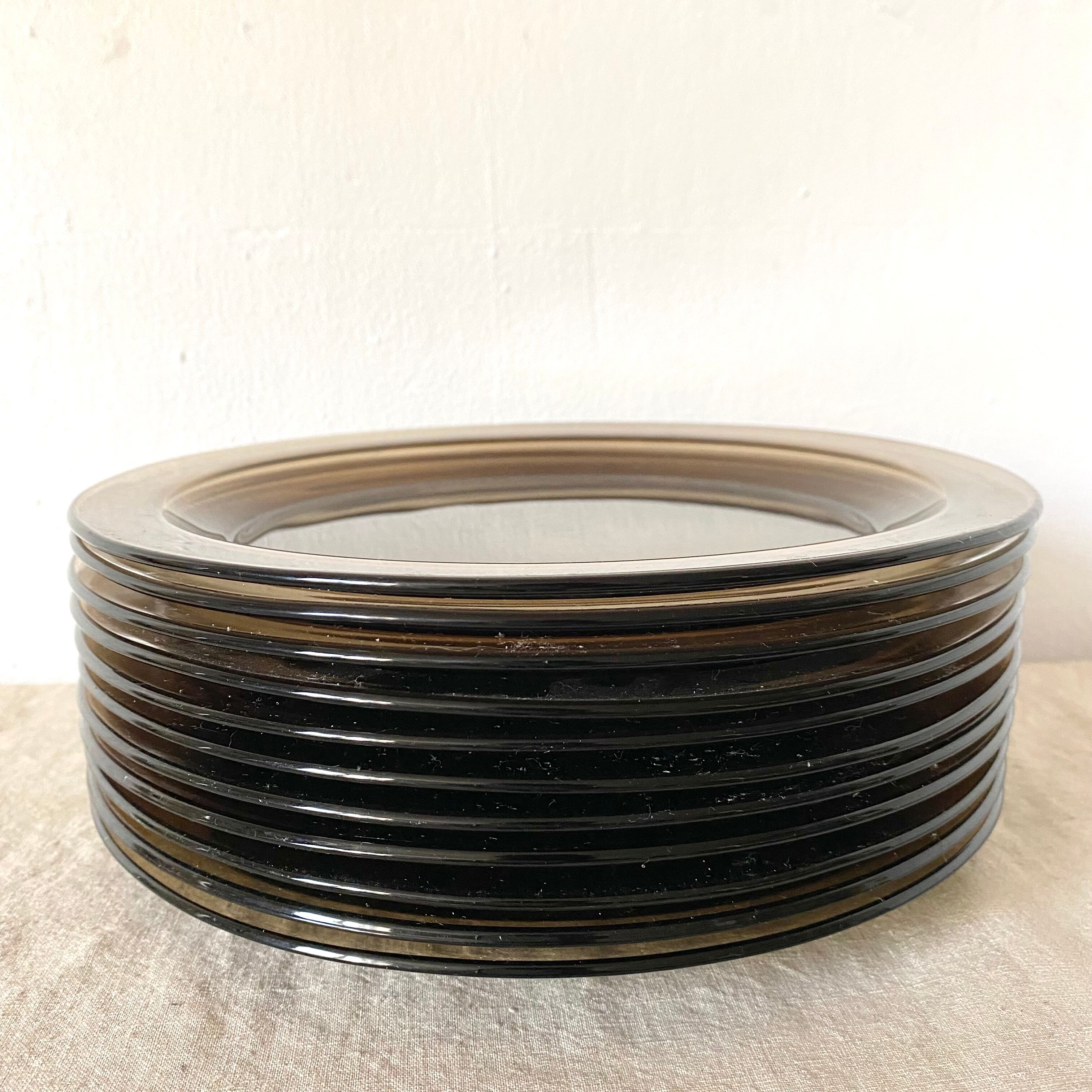 Assiettes plates Vereco en verre fumé