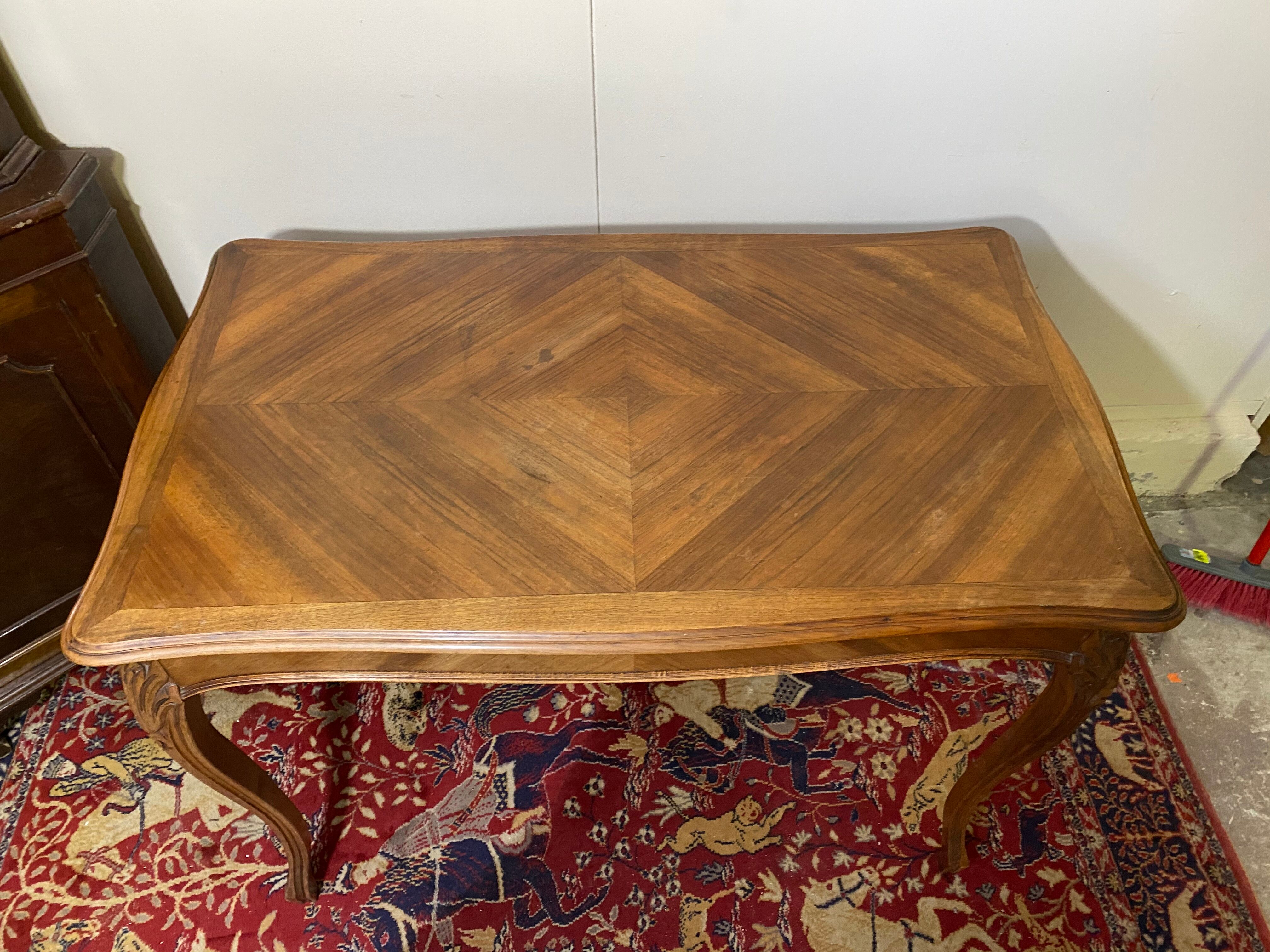 Dining table curved feet Louis XV style