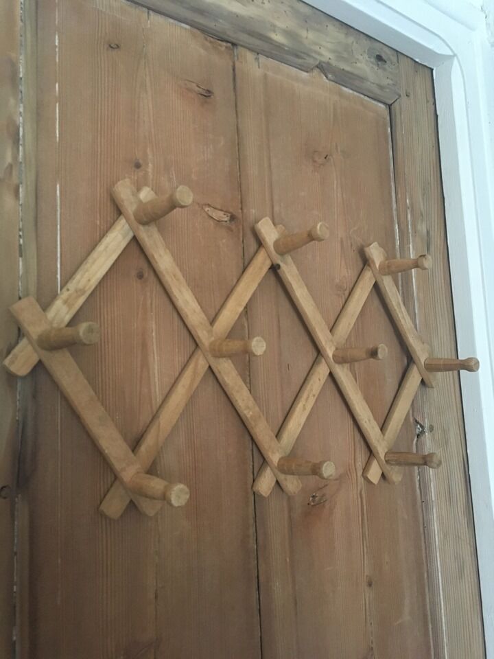 Ten hook coat rack scalable in wood