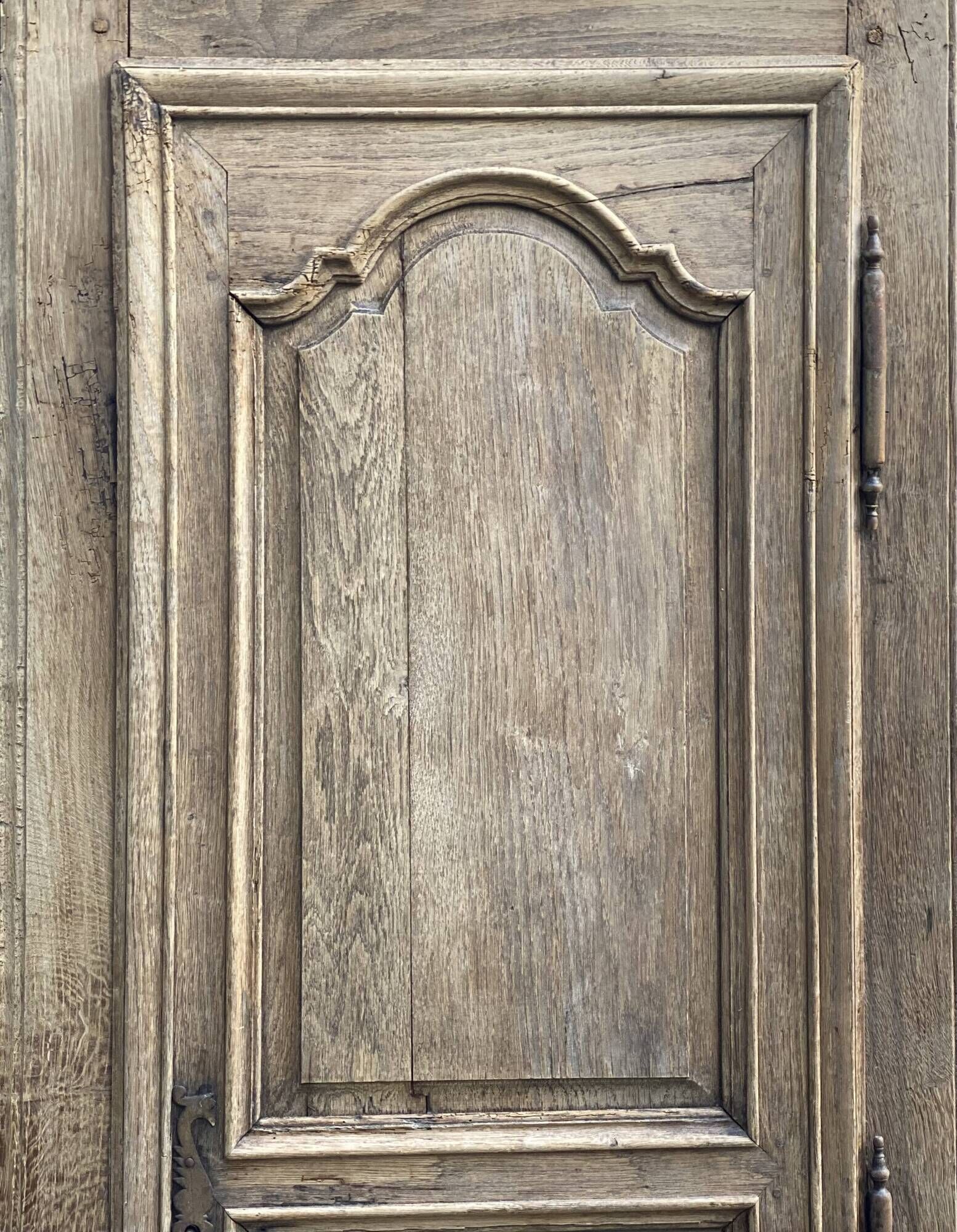 Eighteenth-century Parisian armoire with one bonnetière door in raw wood.