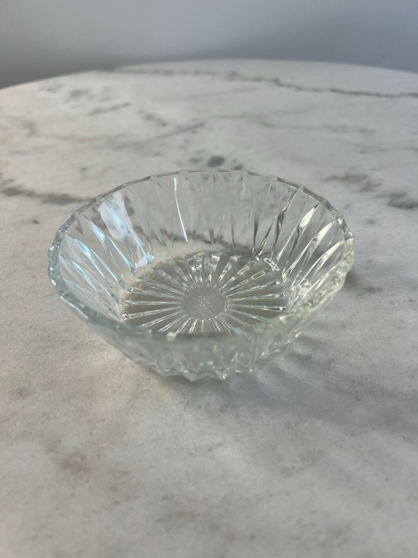 Coupelle en verre taillé estampillée France 11cm