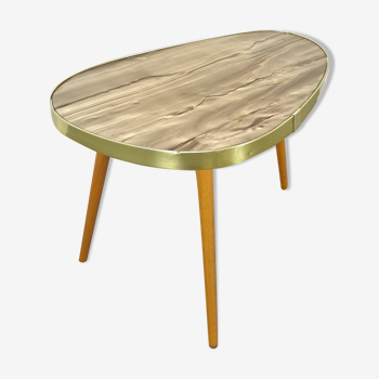 table vintage avec des pieds en bois