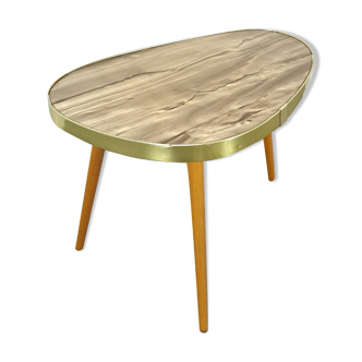 table vintage avec des pieds en bois
