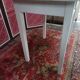 Table d'appoint vintage en bois avec tiroir