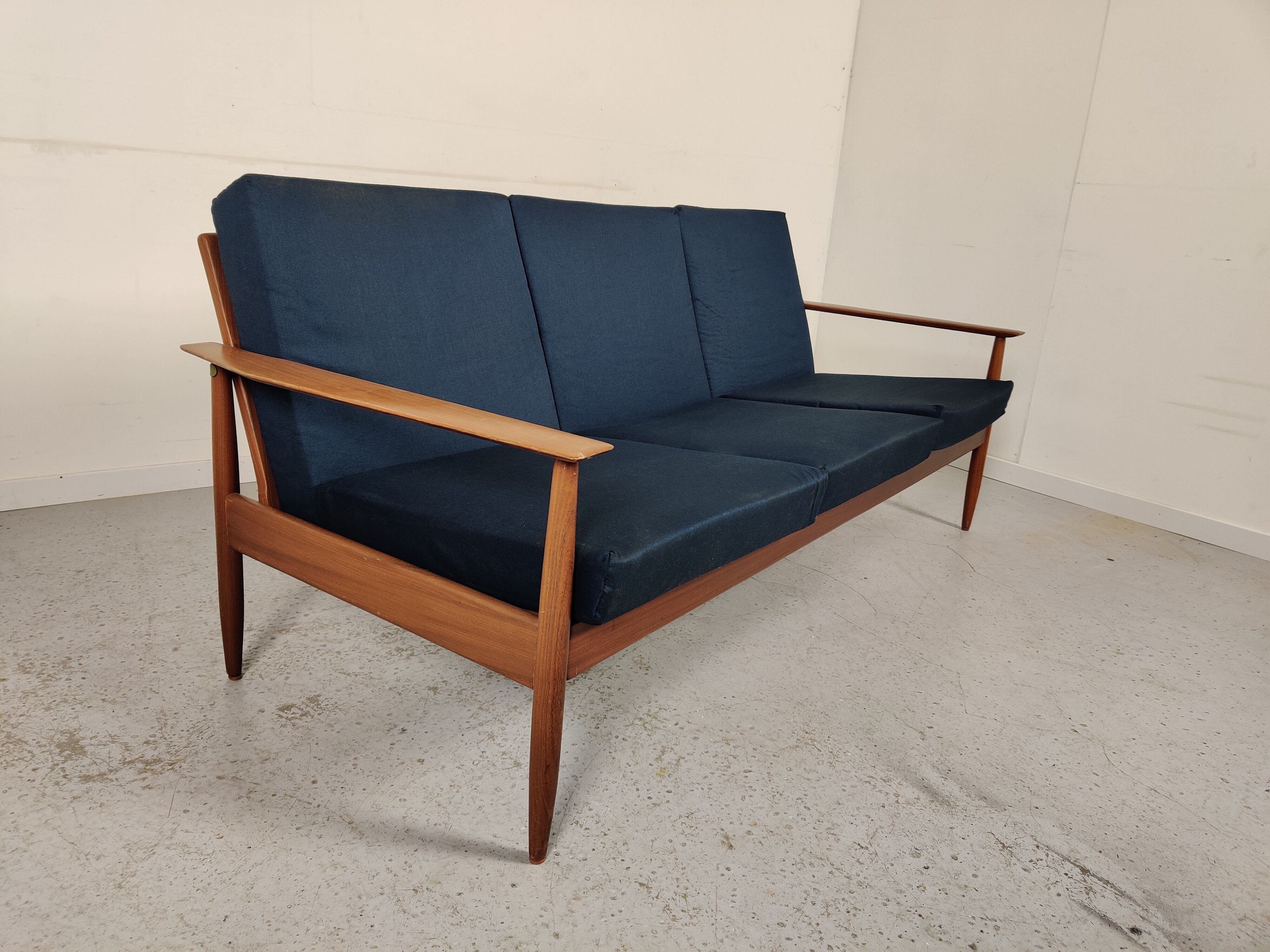 Canapé scandinave en afromosia années 60
