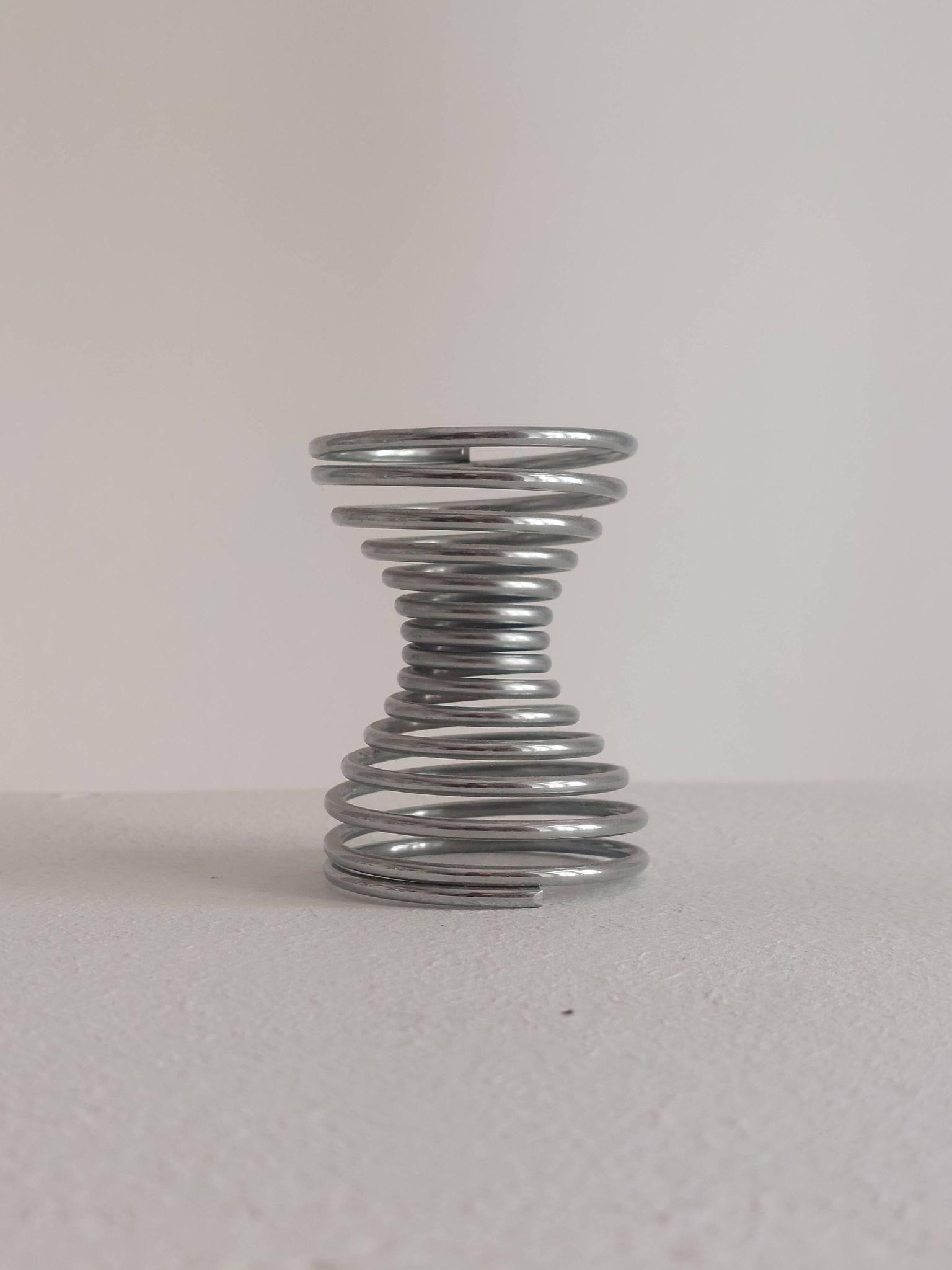 Set of 5 vintage postmodern egg cups with spiral decoration in Memphis style.