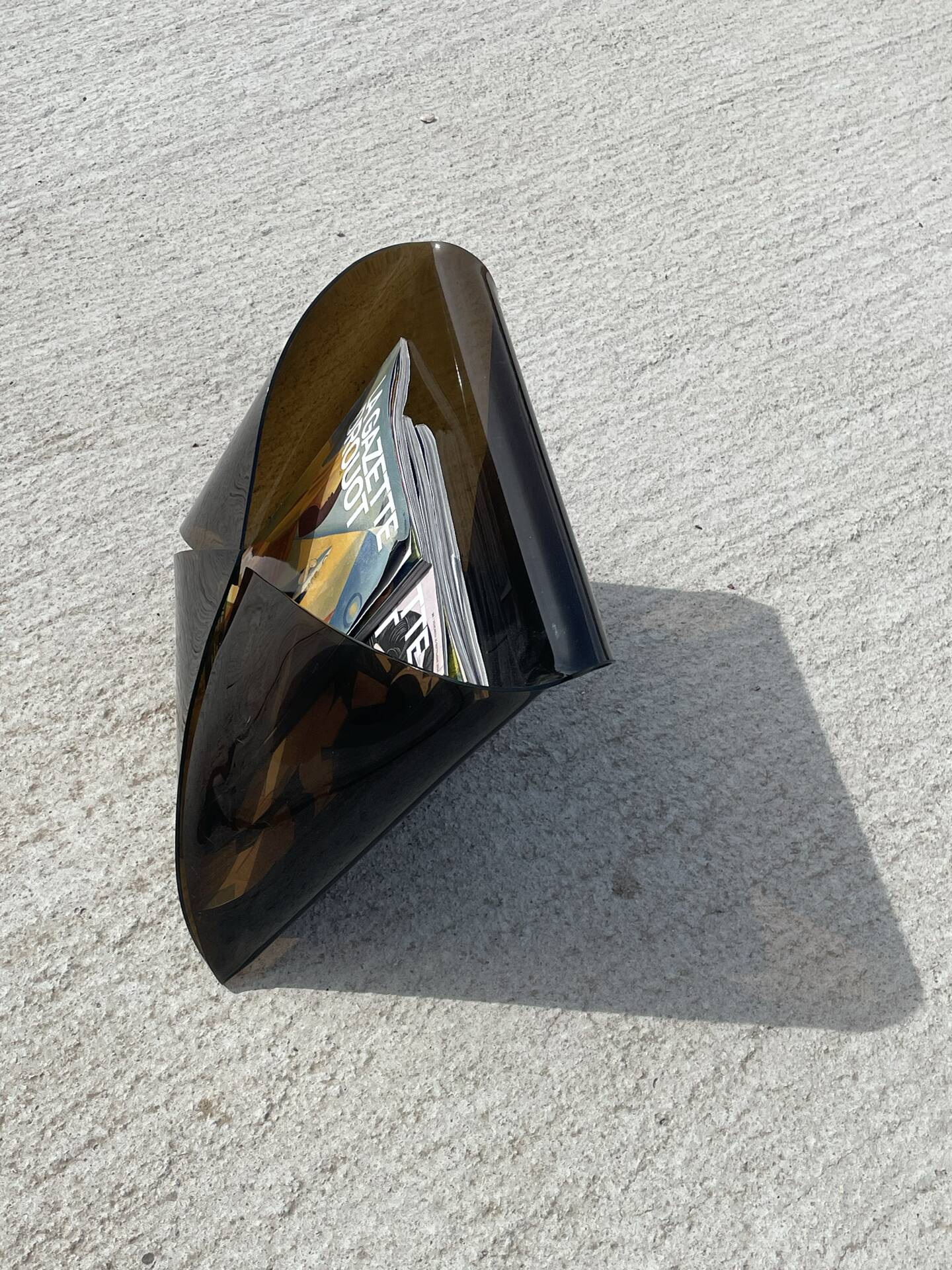 Porte-revues en plexiglas fumé des années 1970.