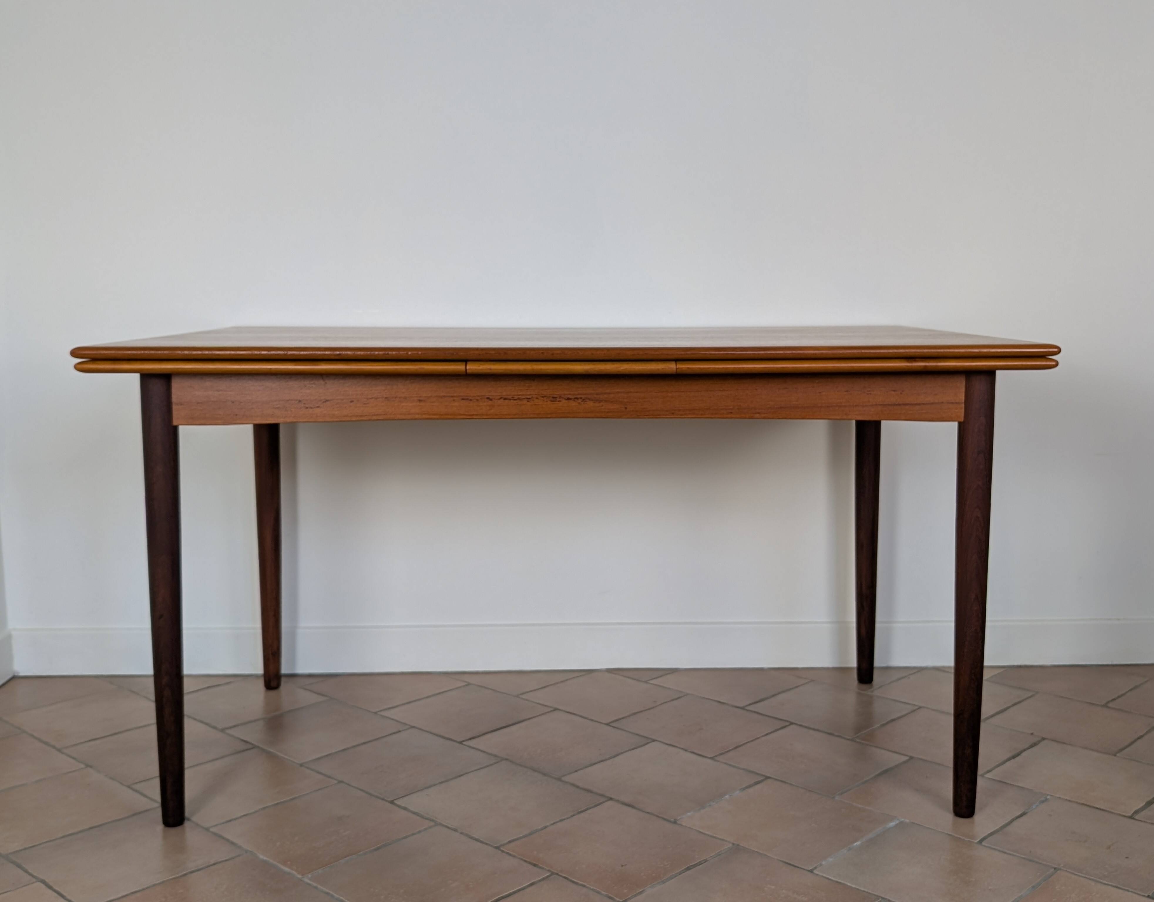 Scandinavian extendable table