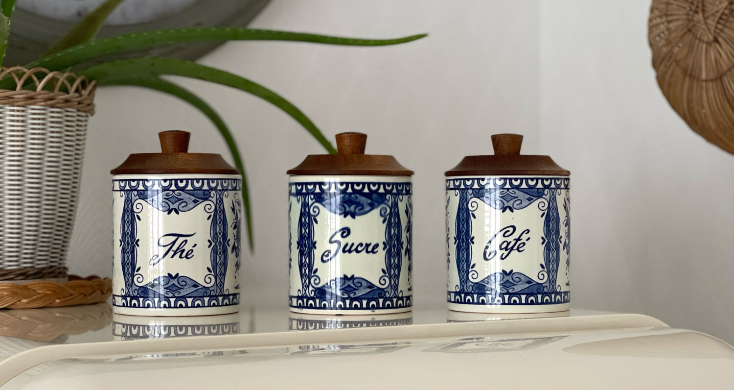 3 Delfts jars.