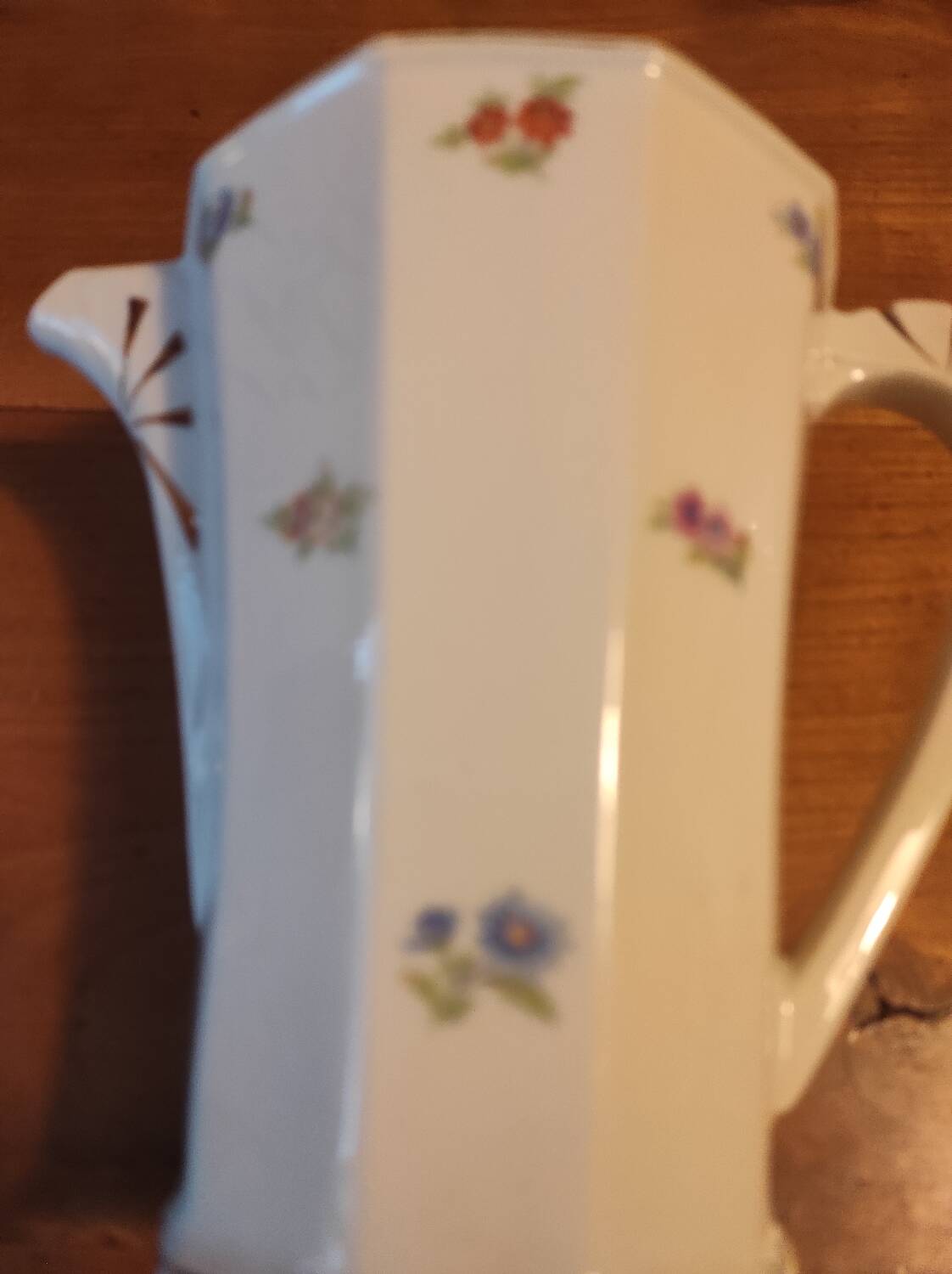 Coffee maker with floral decoration
