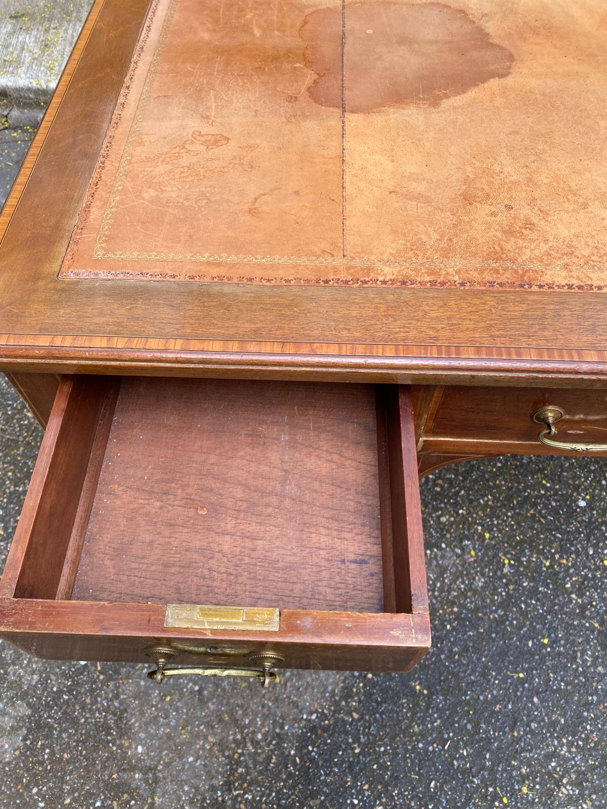 Bureau Louis XVI en bois  et cuir du 19ème