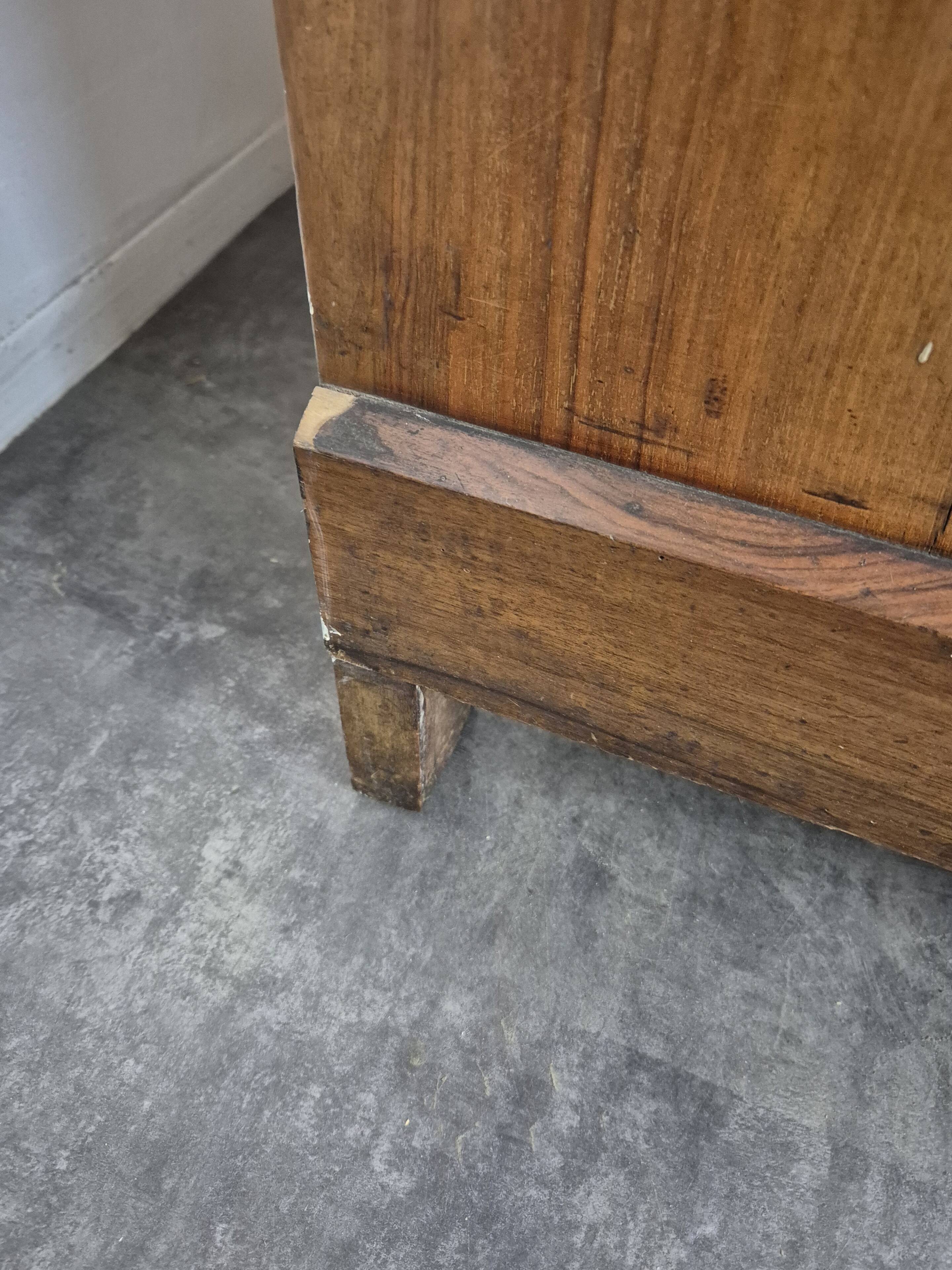 Louis Philippe style commode in walnut burl veneer.