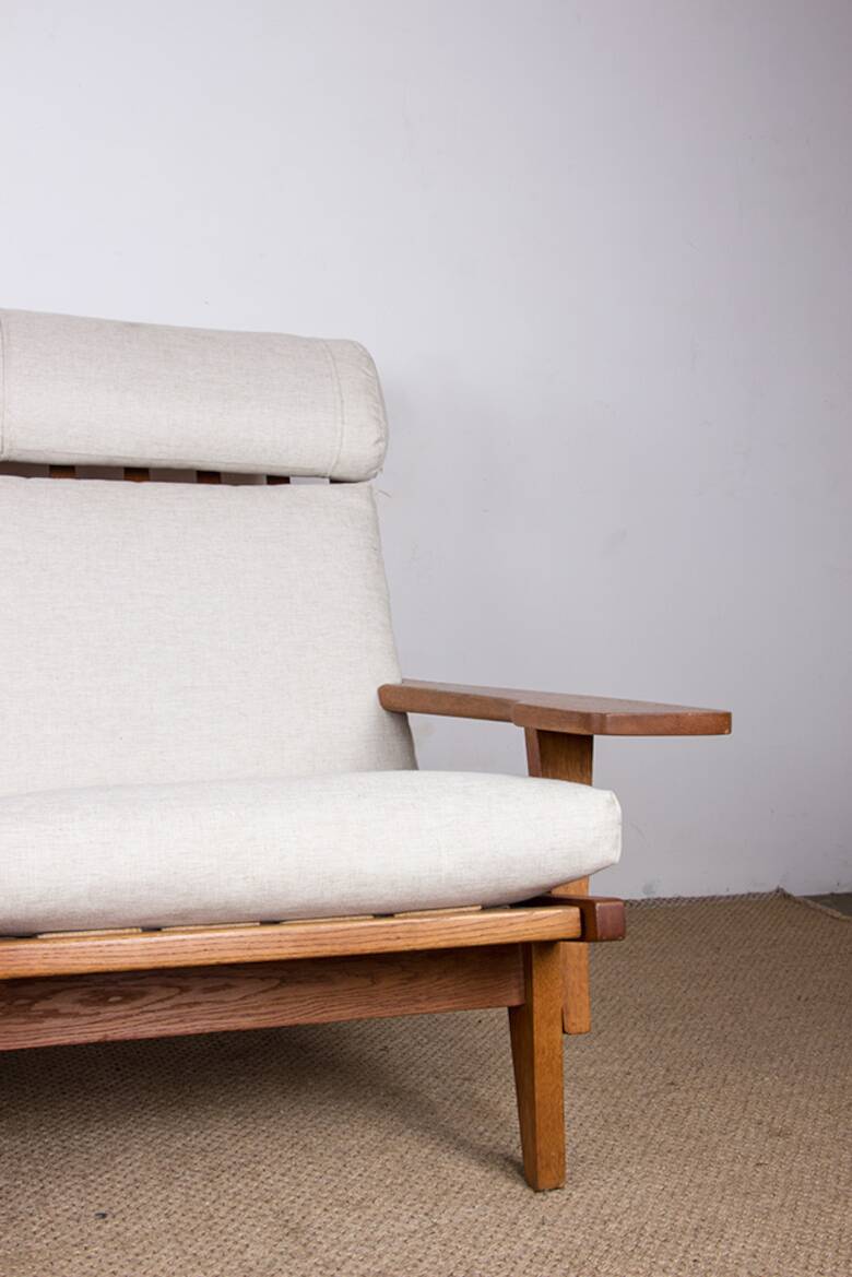 Danish sofa in solid oak and fabric, model GE375 by Hans Wegner 1960.