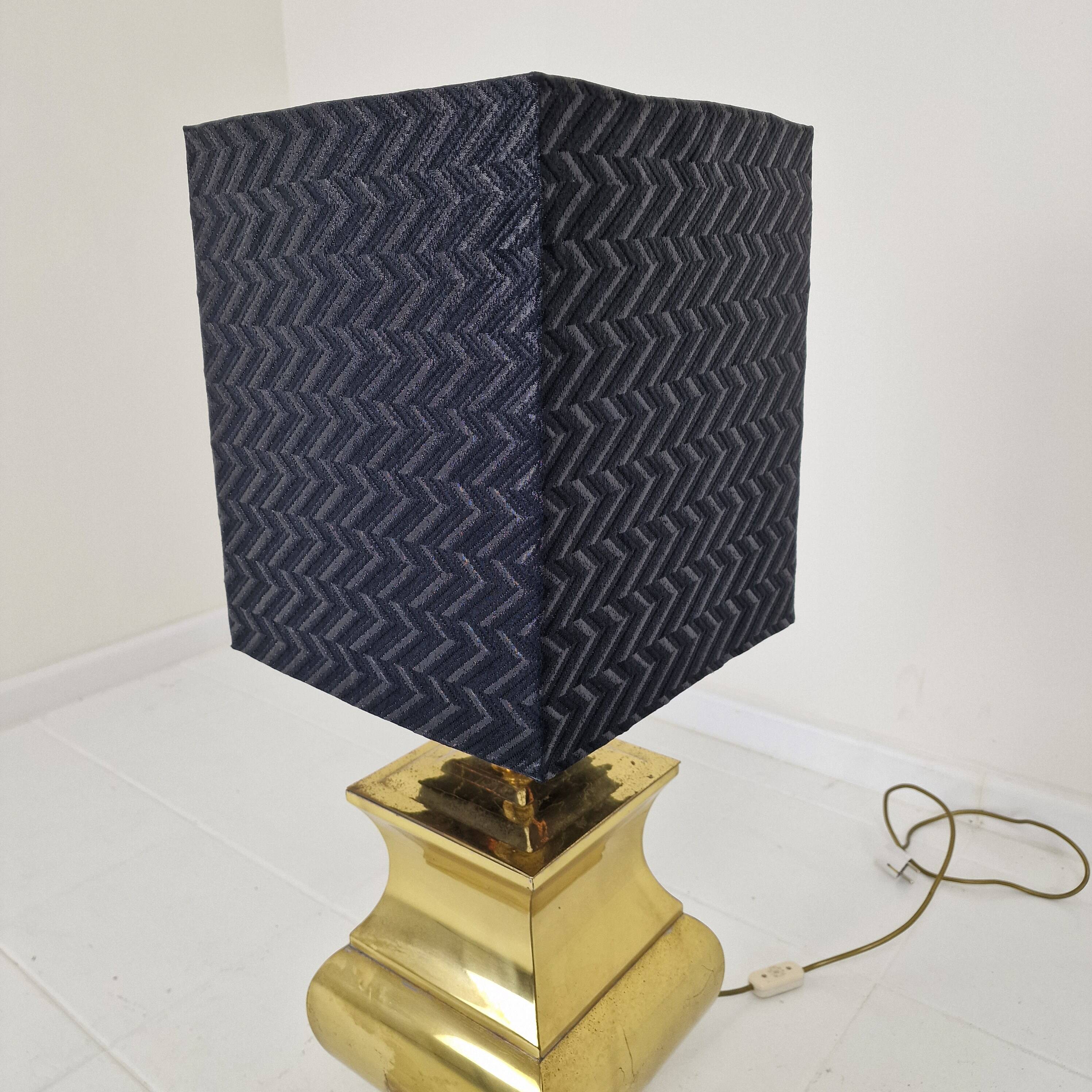 Paire de lampes de table de style Régence avec abat-jour noirs – Base en laiton et bois