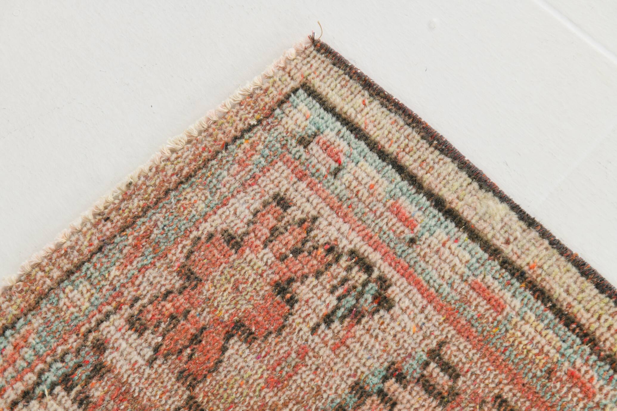 Tapis Anatolien Vintage Fait Main en Laine, Tons Rose Fané, Beige & Bleu