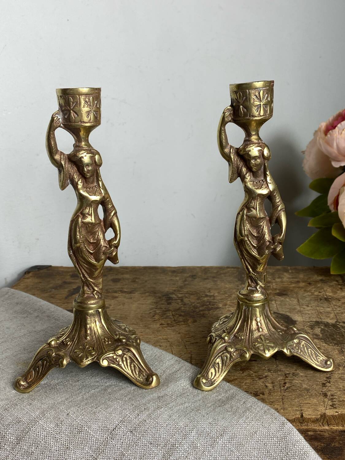 Paire de bougeoirs en bronze, porteuses d’eau