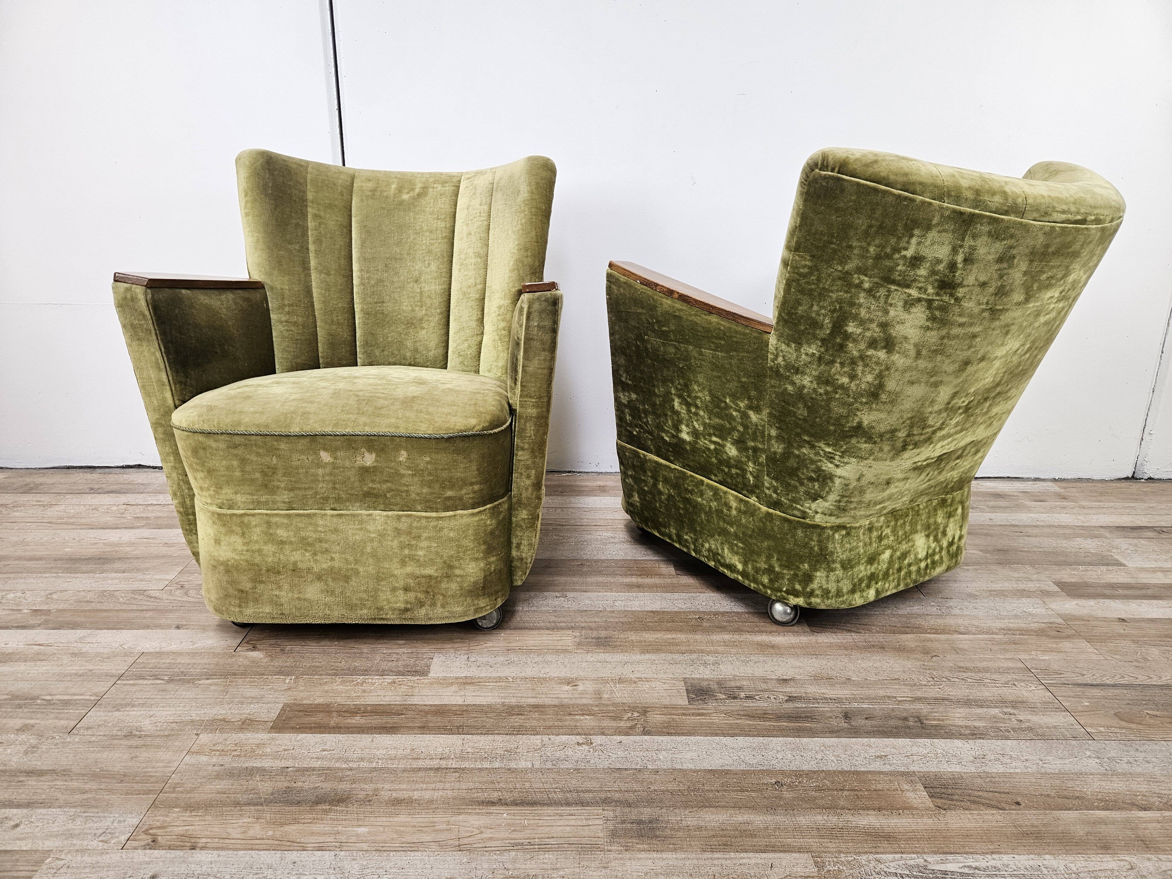 Deux fauteuils cocktail en tissu vert des années 1950 à roulettes