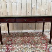 Bureau plat – Style Louis XVI – Acajou, cuir vert, bronze