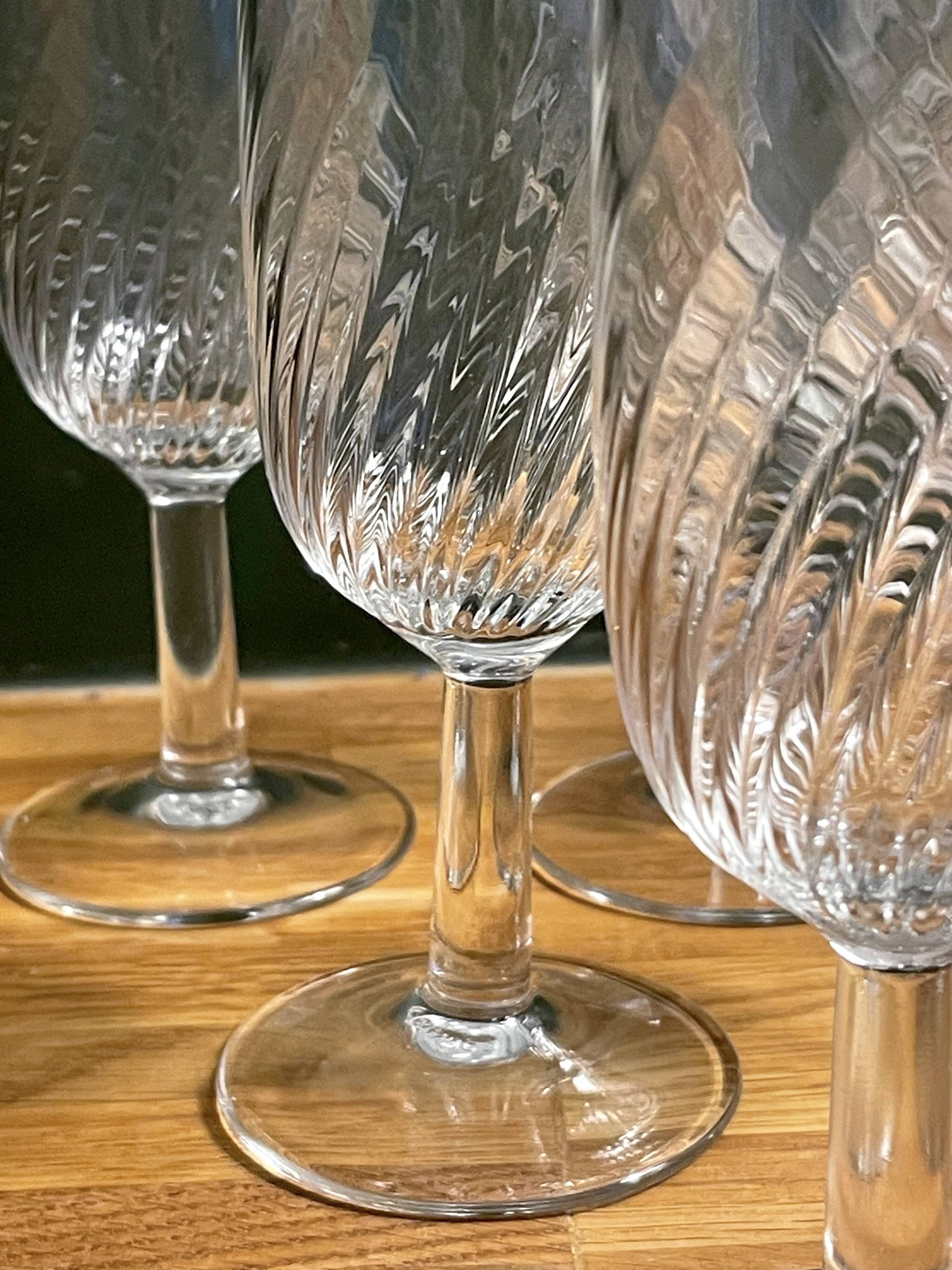 6 clear glass champagne flutes in very good condition