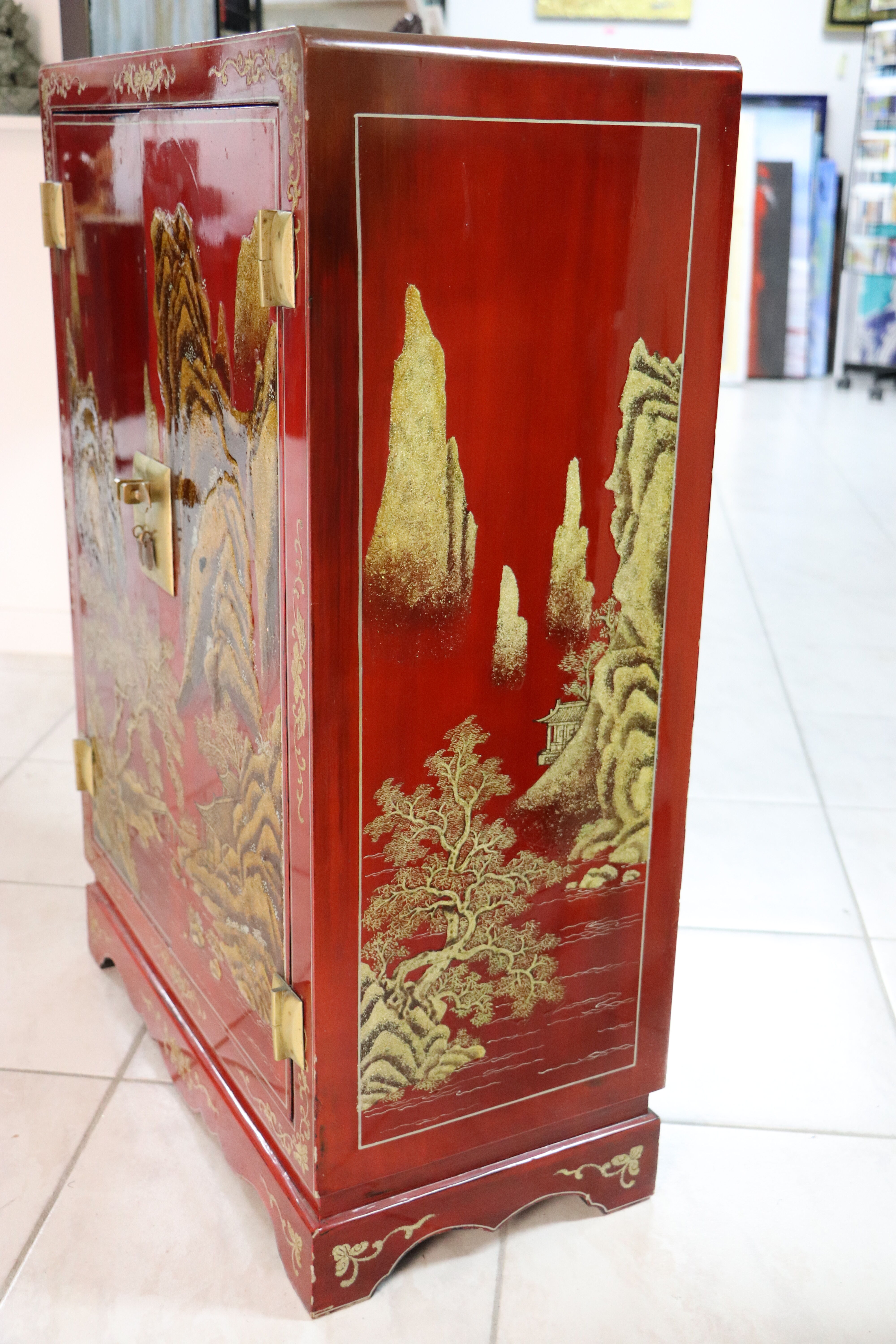 Chinese furniture 2 doors lacquered red and gold leaf decorations