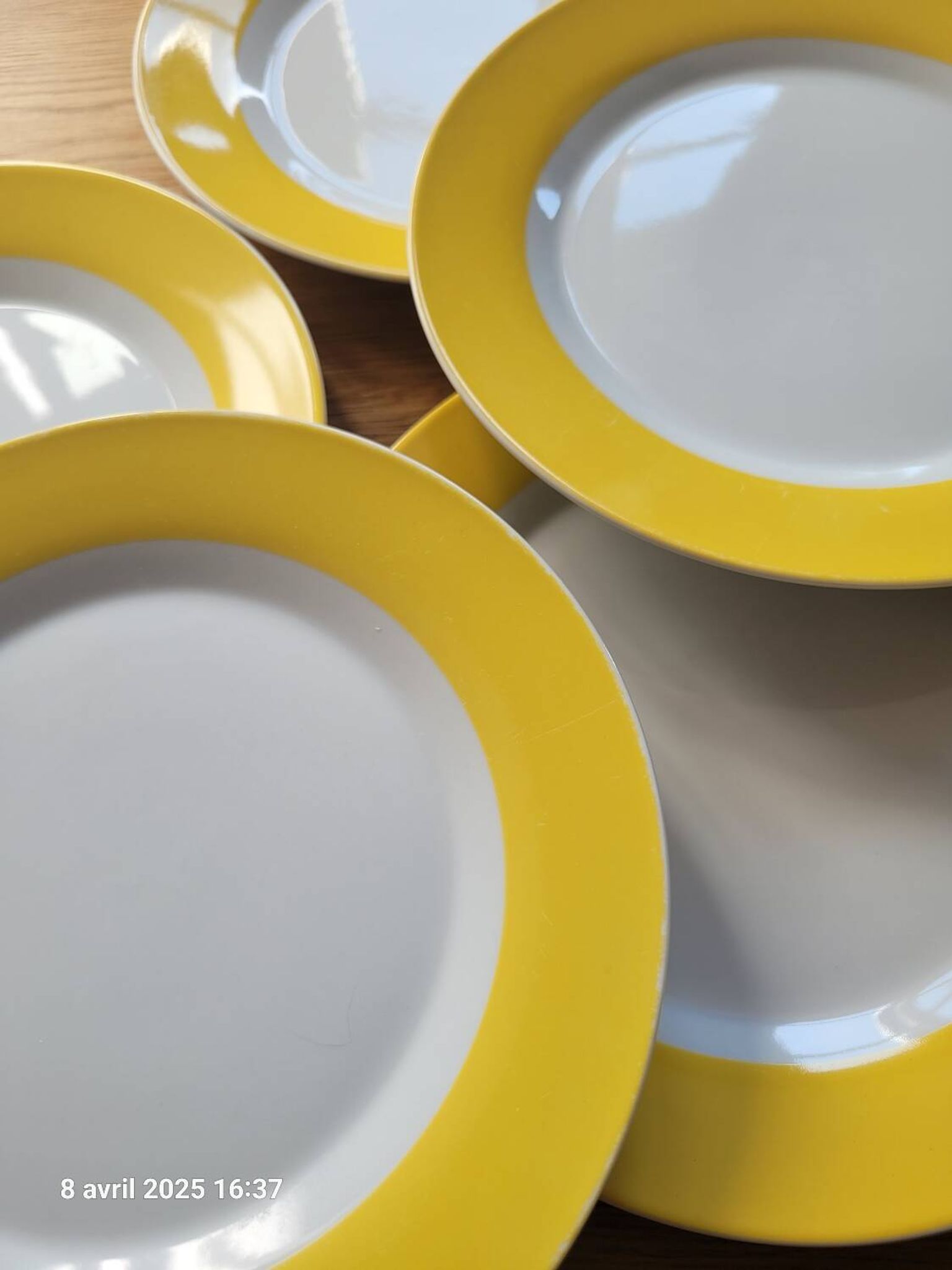7 assiettes à dessert jaunes et blanches