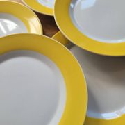 7 assiettes à dessert jaunes et blanches